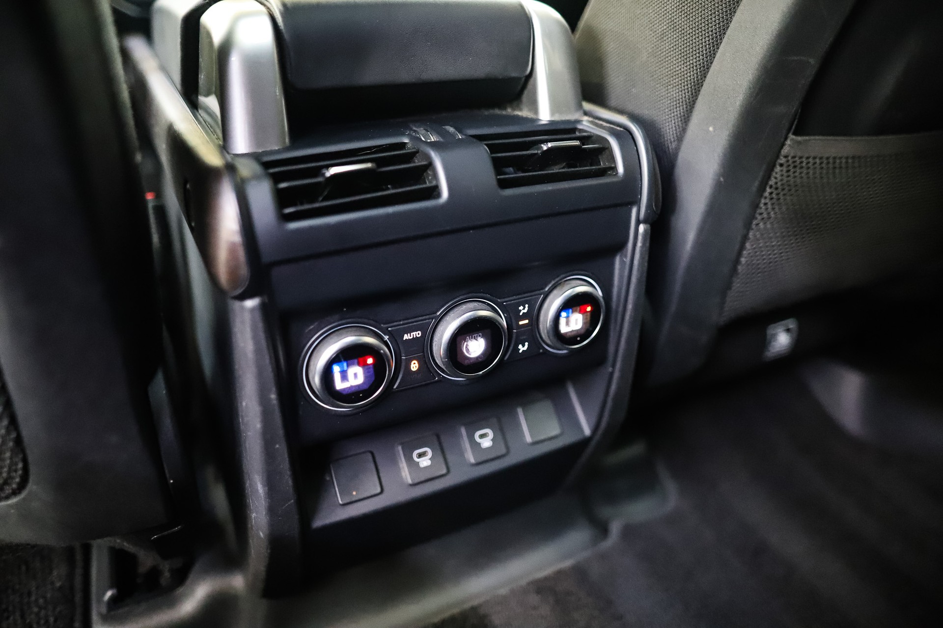 LAND ROVER Defender 130 3.0 D I6 300 X-Dynamic HSE AWD AT8-image-19