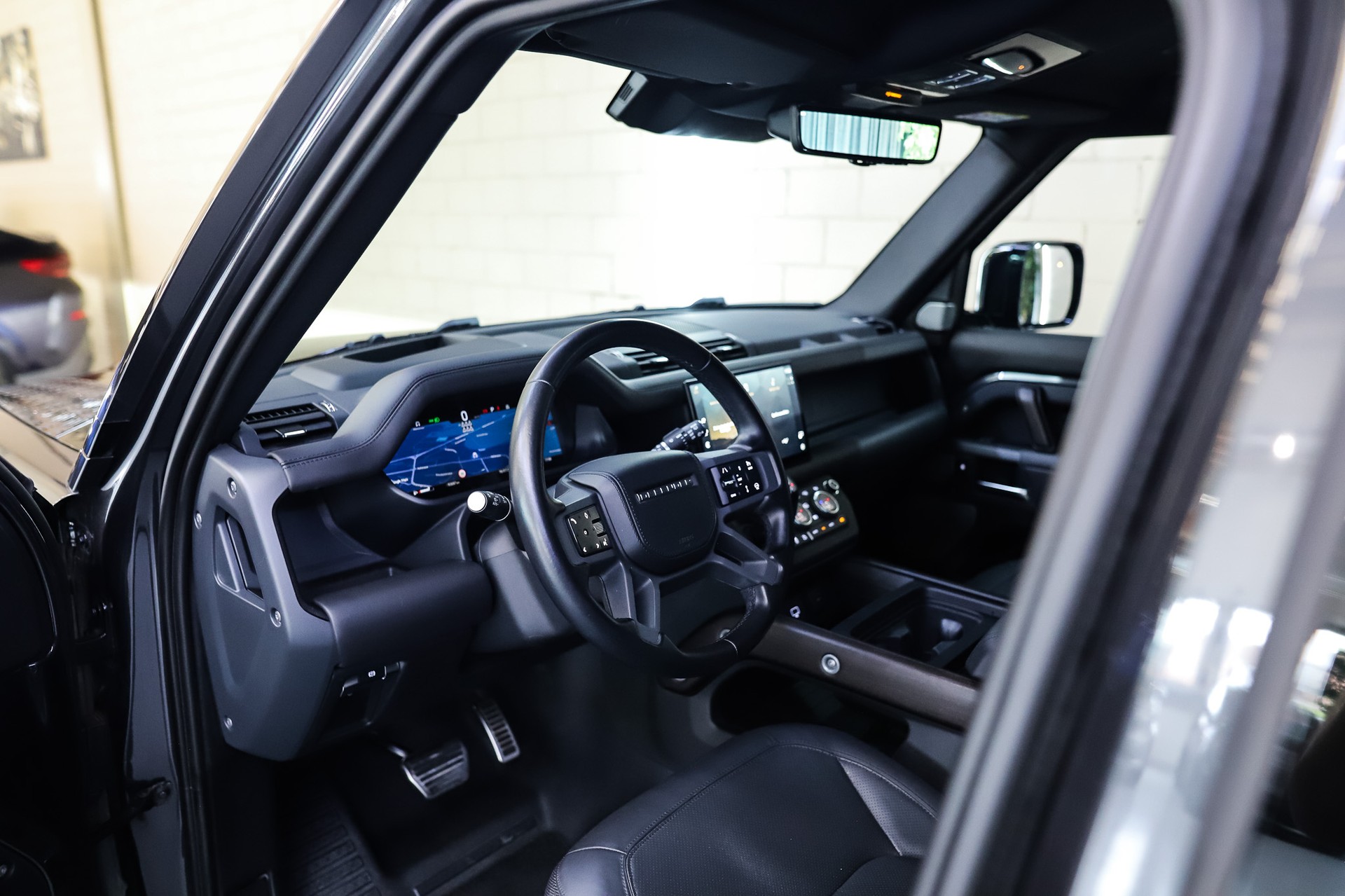 LAND ROVER Defender 130 3.0 D I6 300 X-Dynamic HSE AWD AT8-image-6
