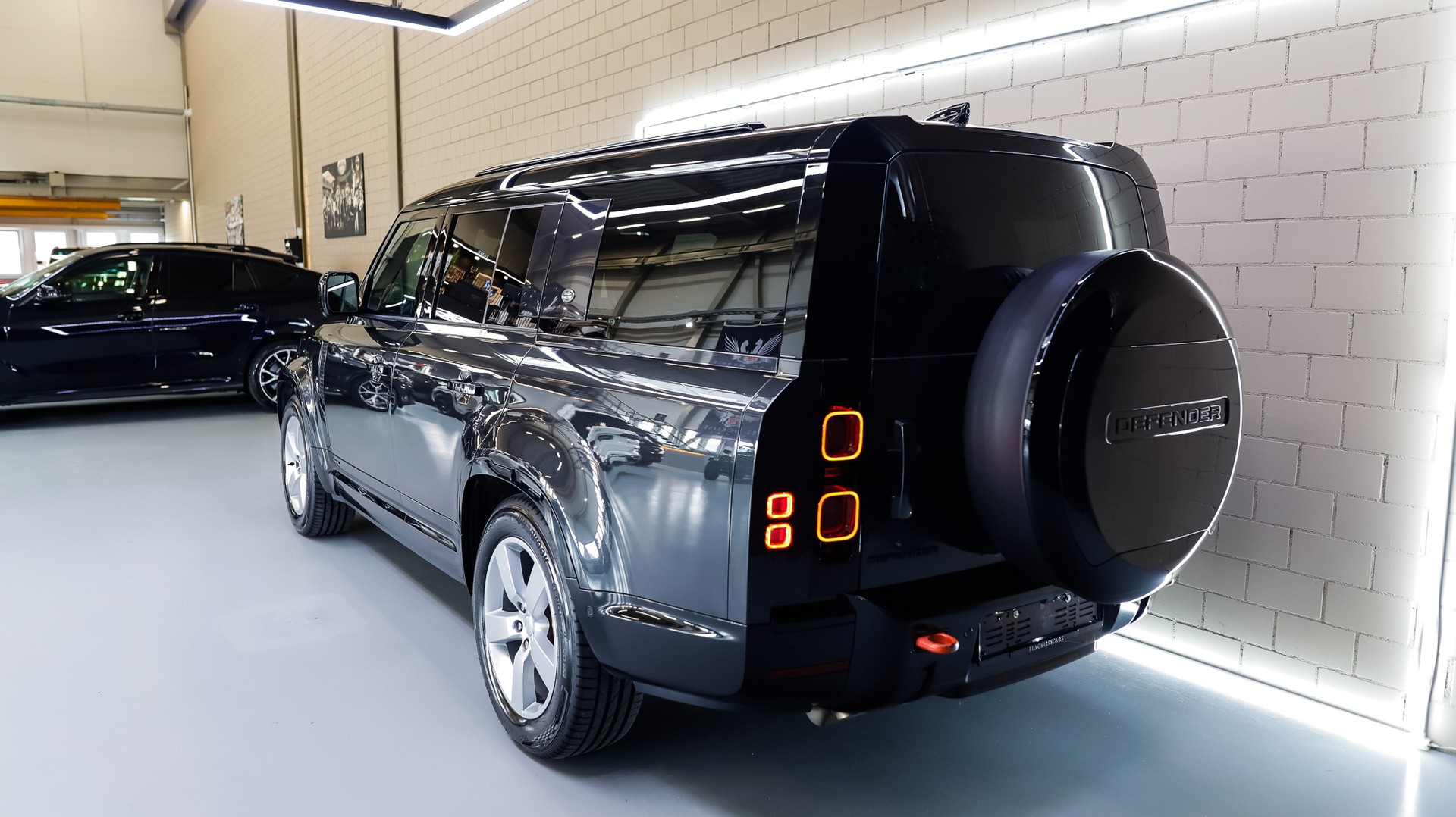 LAND ROVER Defender 130 3.0 D I6 300 X-Dynamic HSE AWD AT8-image-5