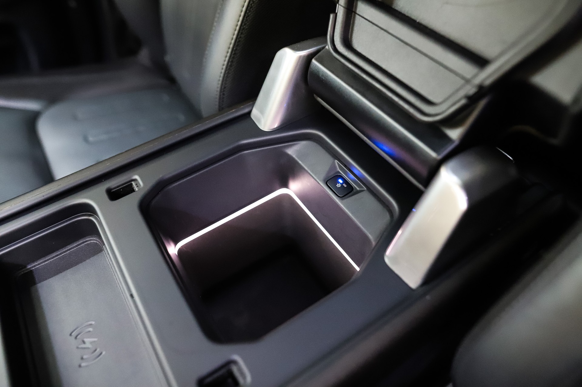 LAND ROVER Defender 130 3.0 D I6 300 X-Dynamic HSE AWD AT8-image-15