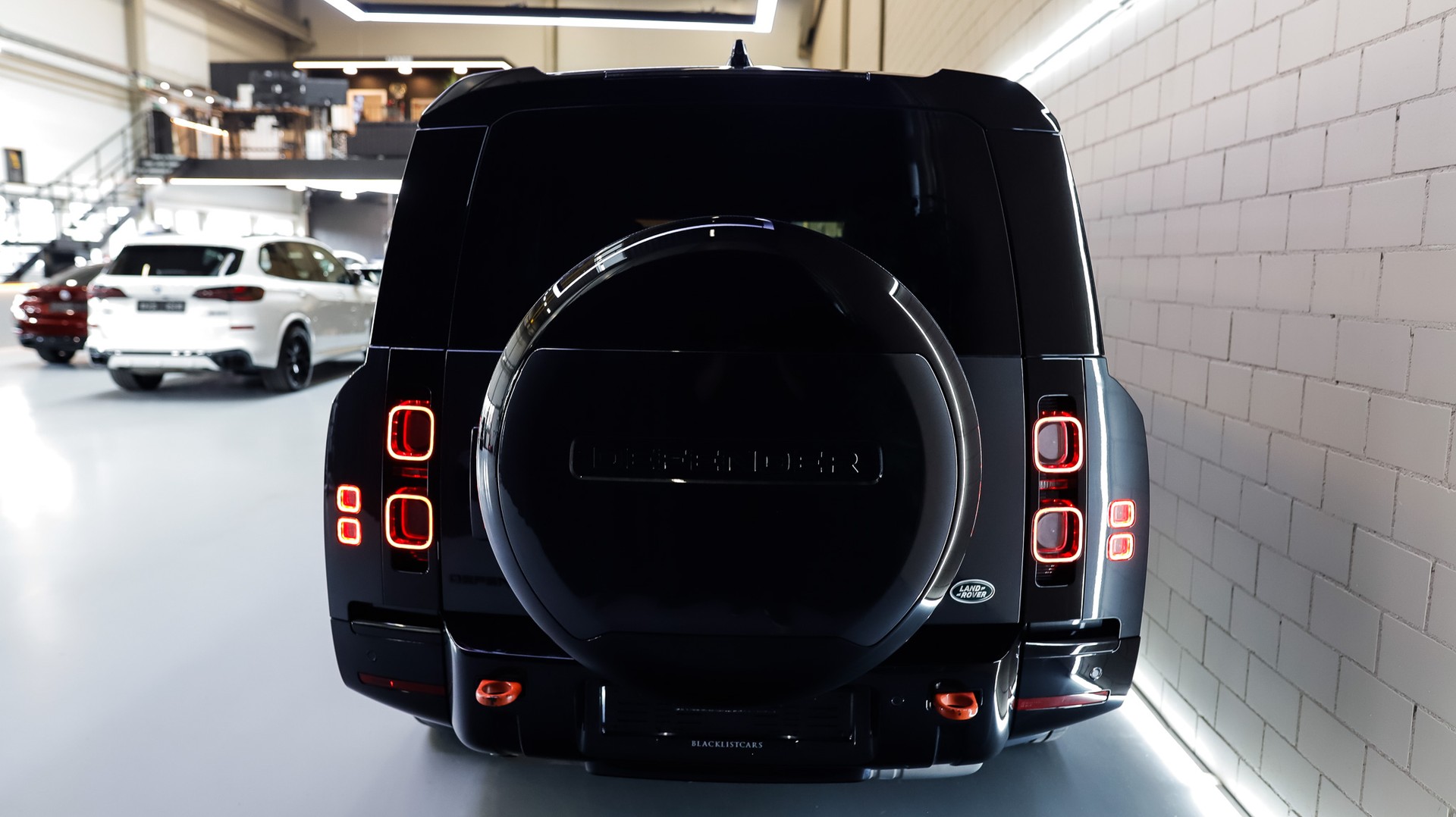 LAND ROVER Defender 130 3.0 D I6 300 X-Dynamic HSE AWD AT8-image-4