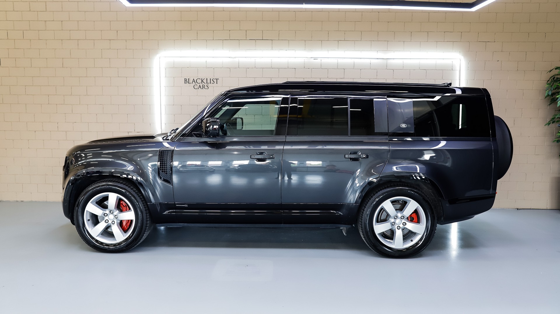LAND ROVER Defender 130 3.0 D I6 300 X-Dynamic HSE AWD AT8-image-3