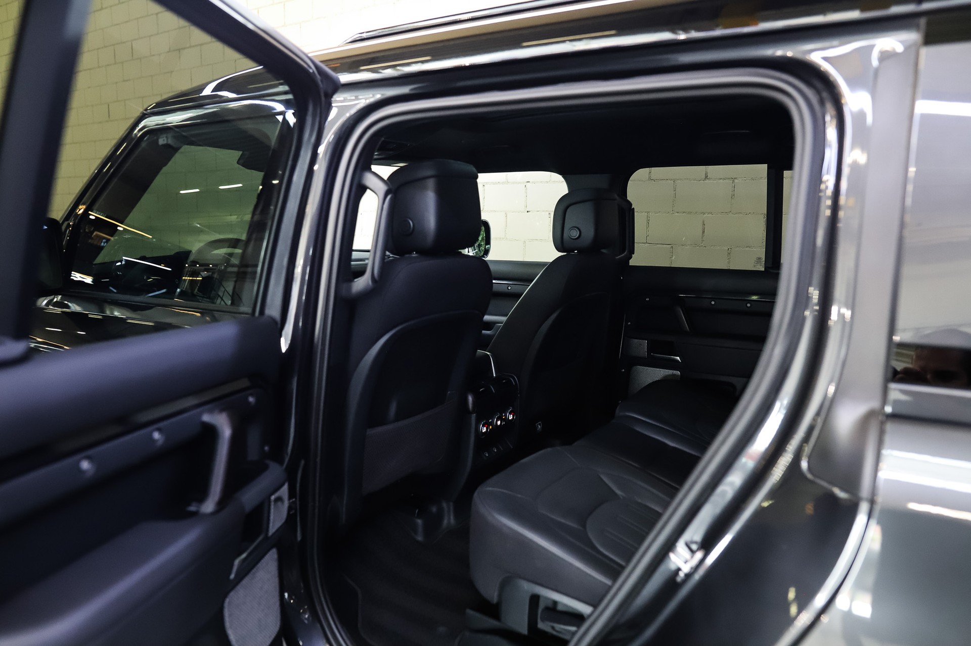 LAND ROVER Defender 130 3.0 D I6 300 X-Dynamic HSE AWD AT8-image-18