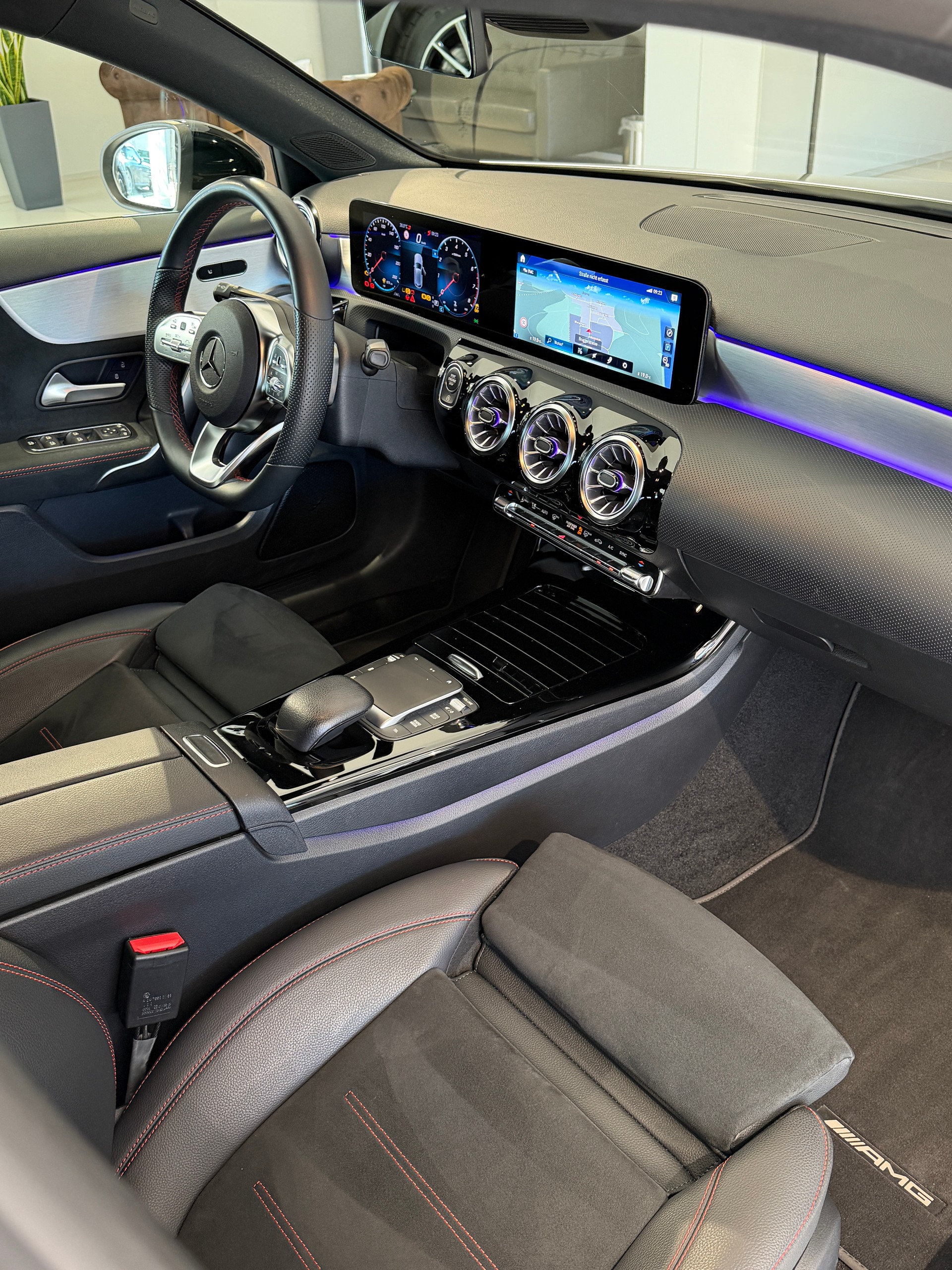 MERCEDES-BENZ A 200 AMG Line 7G-DCT-image-12