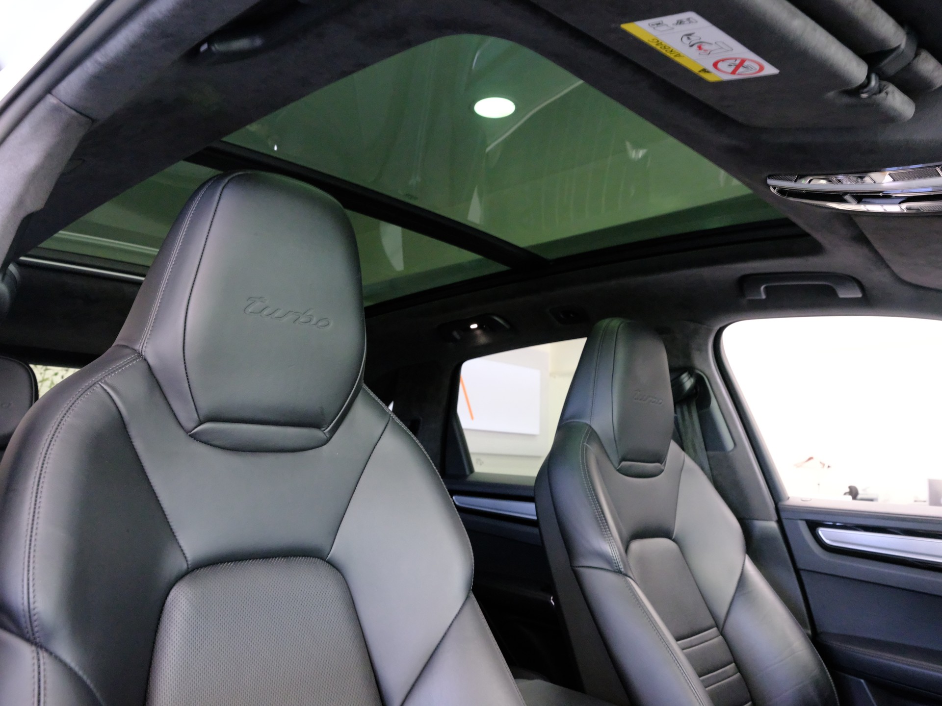 PORSCHE Cayenne Turbo-image-18