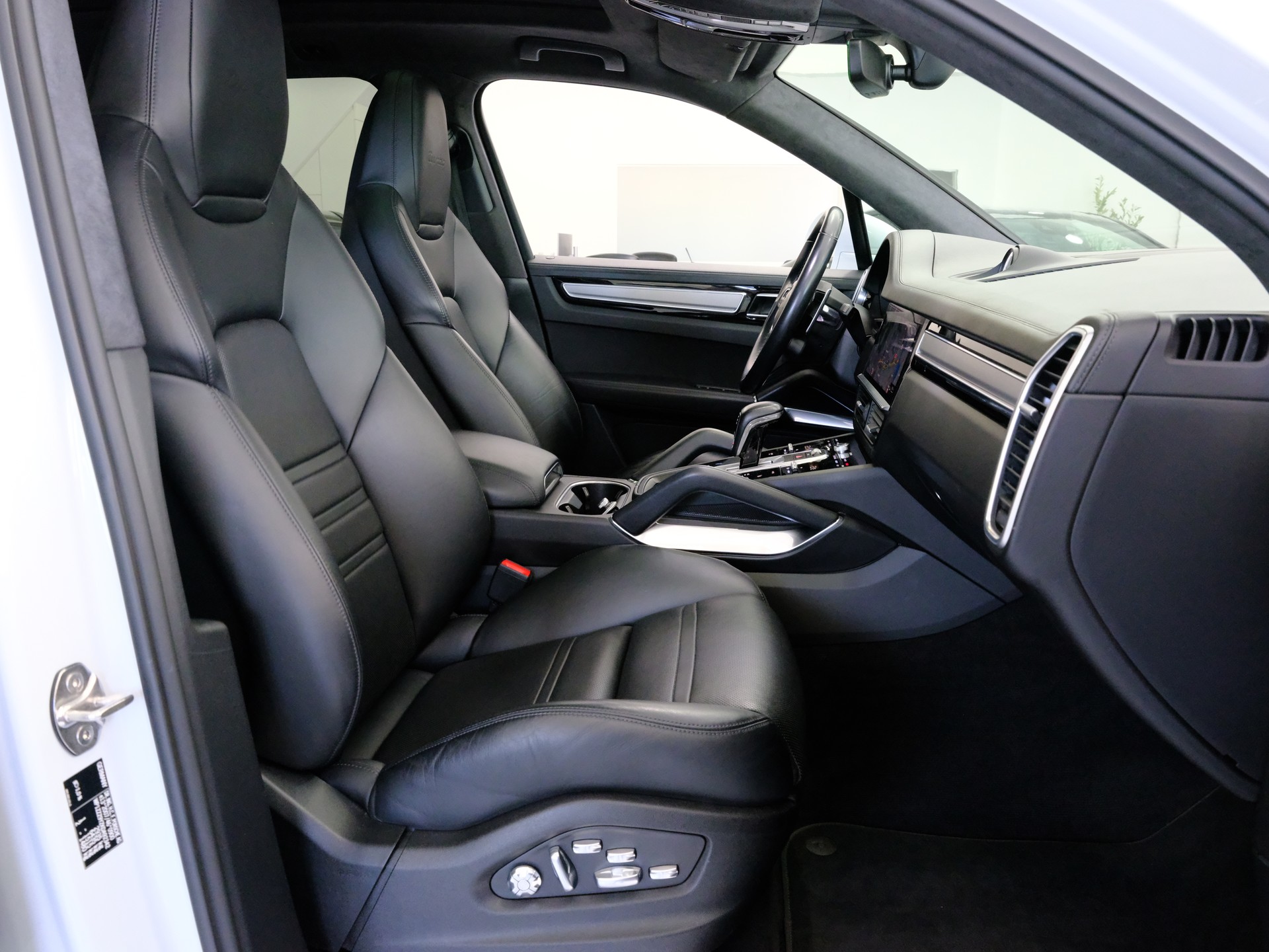 PORSCHE Cayenne Turbo-image-16