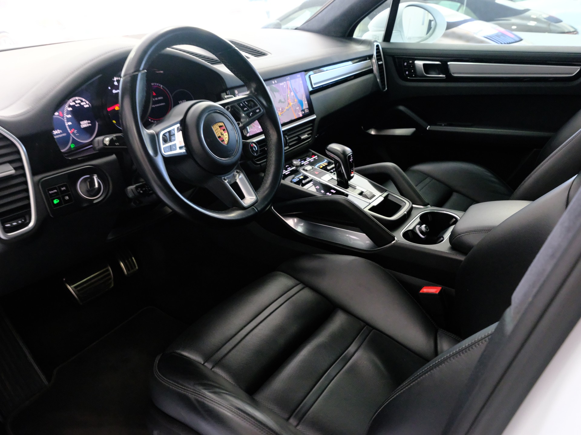 PORSCHE Cayenne Turbo-image-11