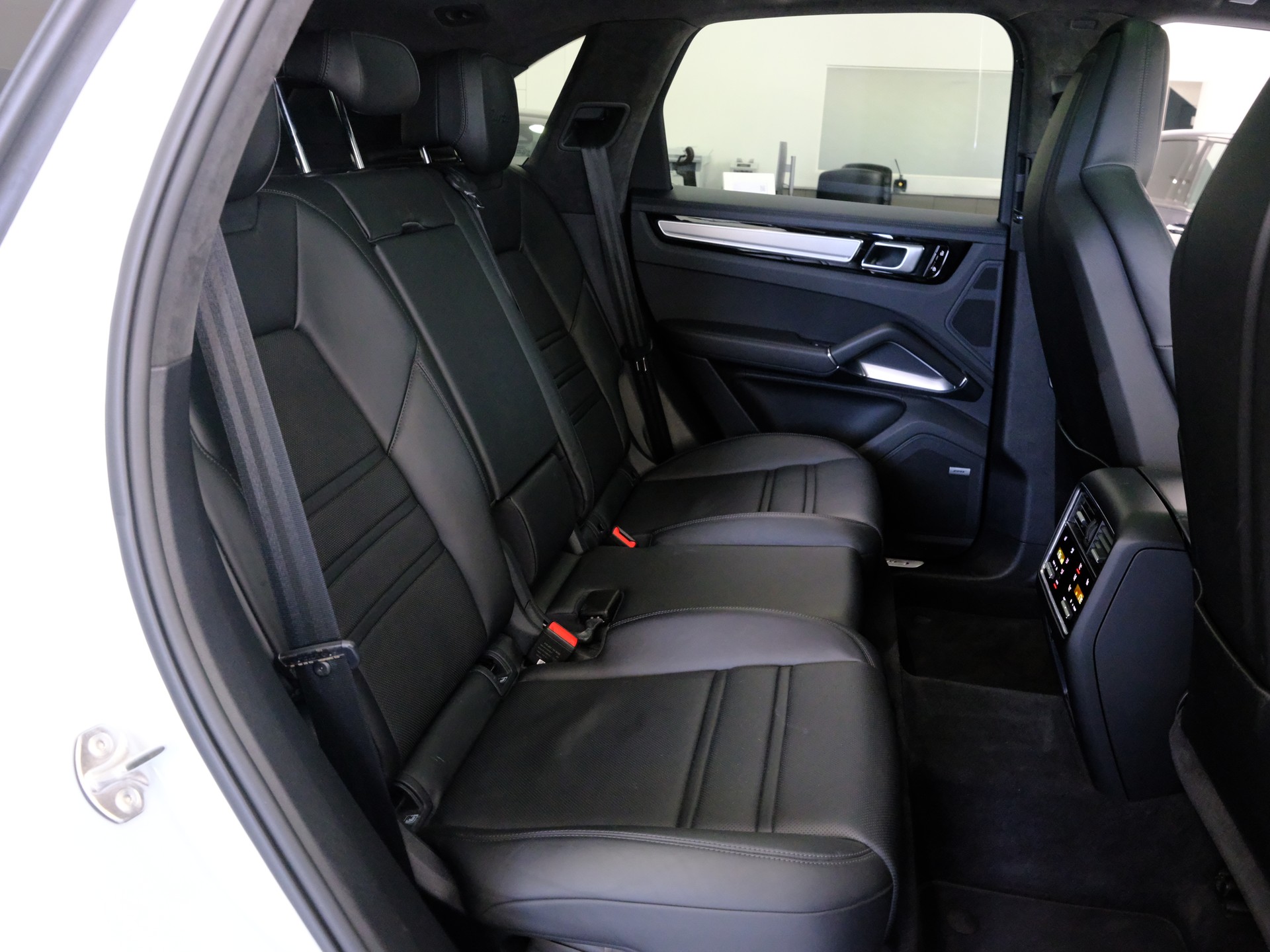 PORSCHE Cayenne Turbo-image-17