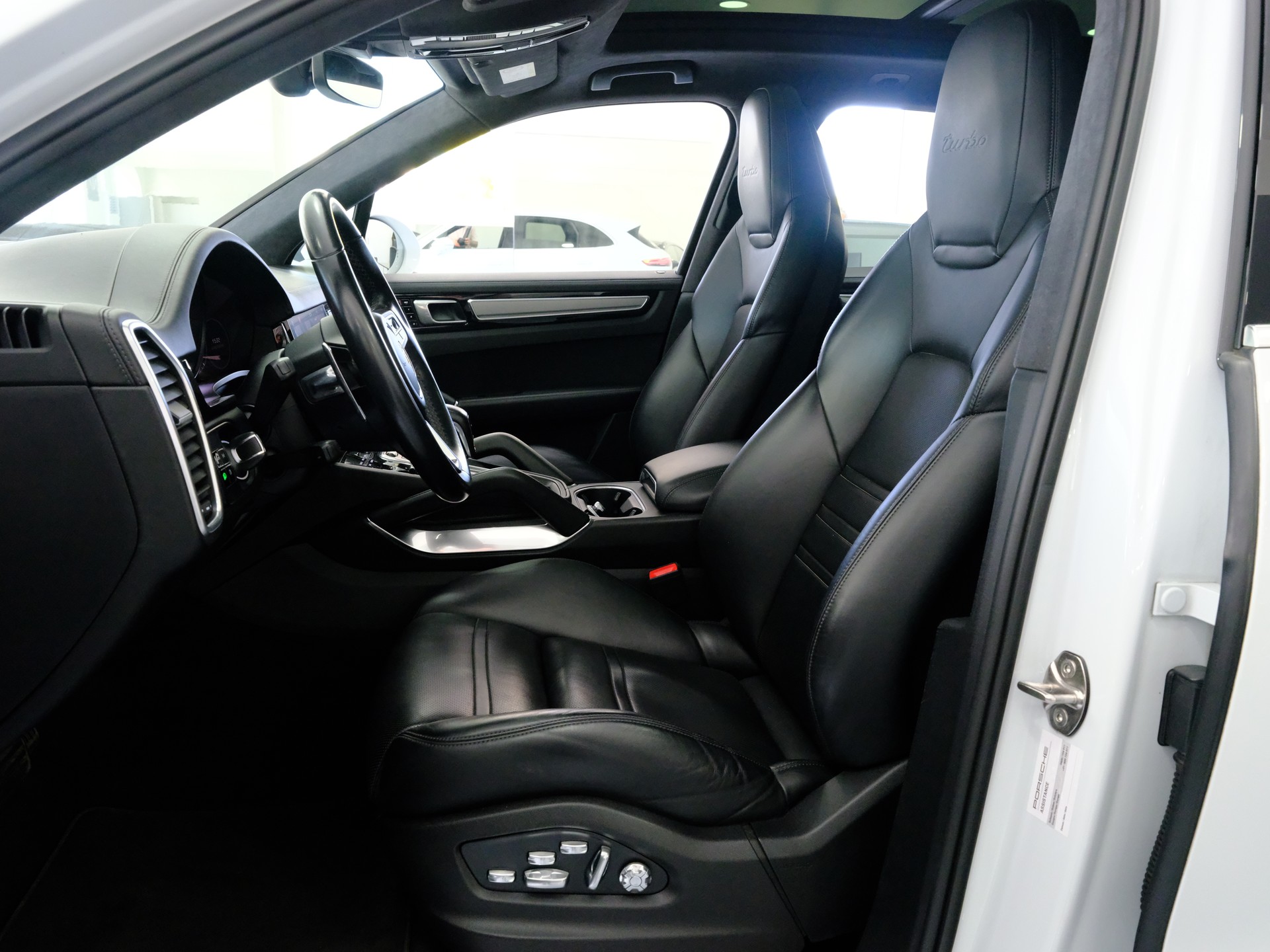 PORSCHE Cayenne Turbo-image-12