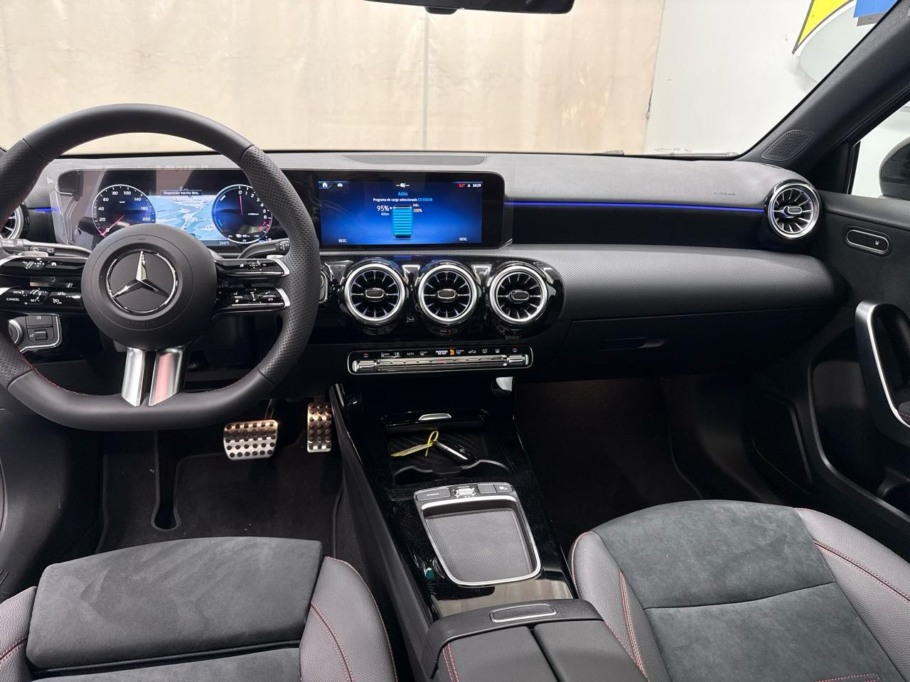 MERCEDES-BENZ A 250 e DCT AMG-image-6