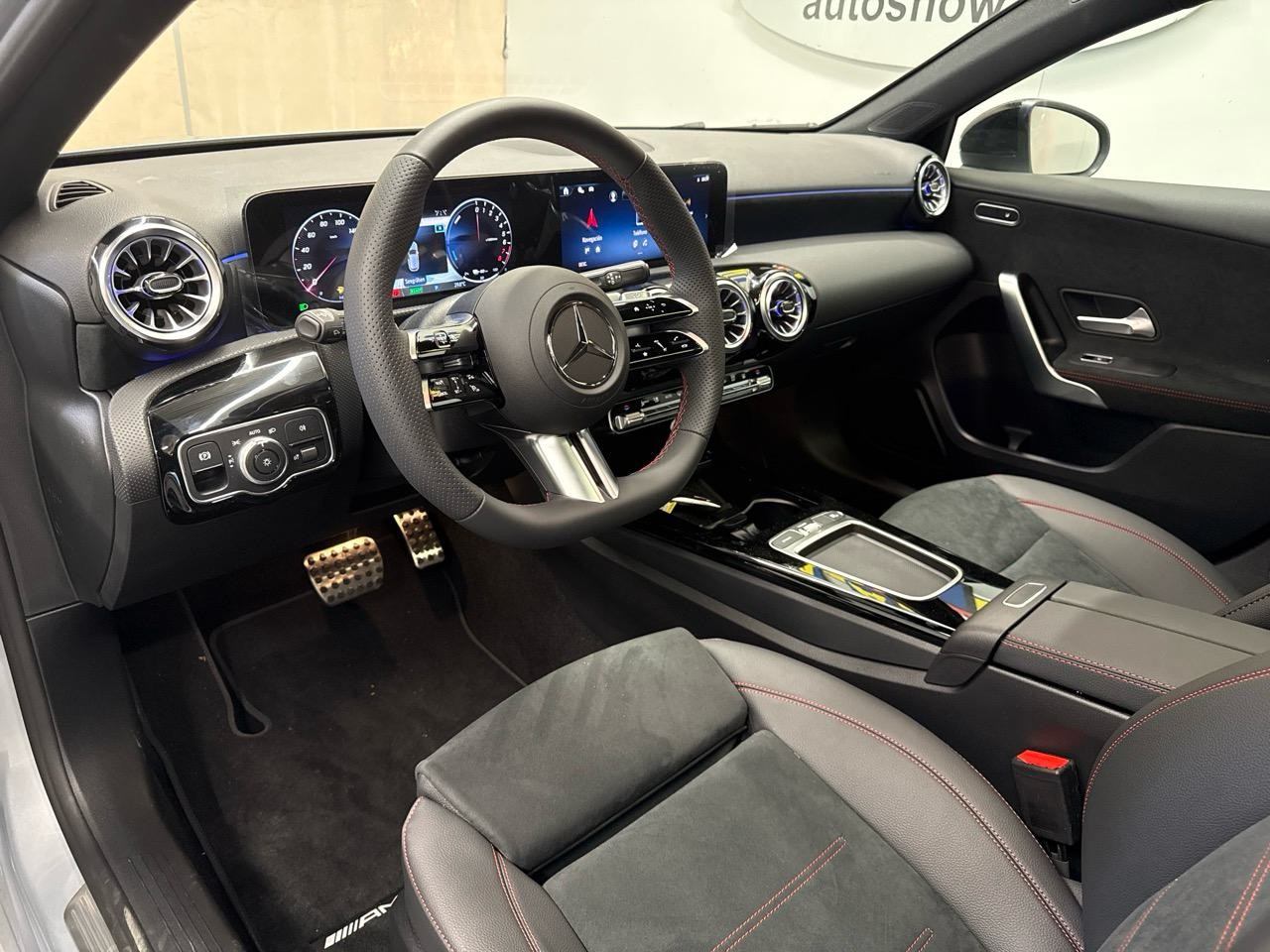 MERCEDES-BENZ A 250 e DCT AMG-showroom-element-2