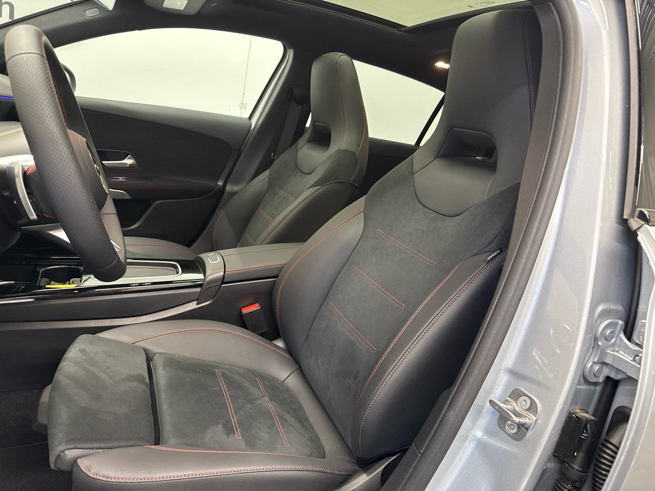 MERCEDES-BENZ A 250 e DCT AMG-showroom-element-3