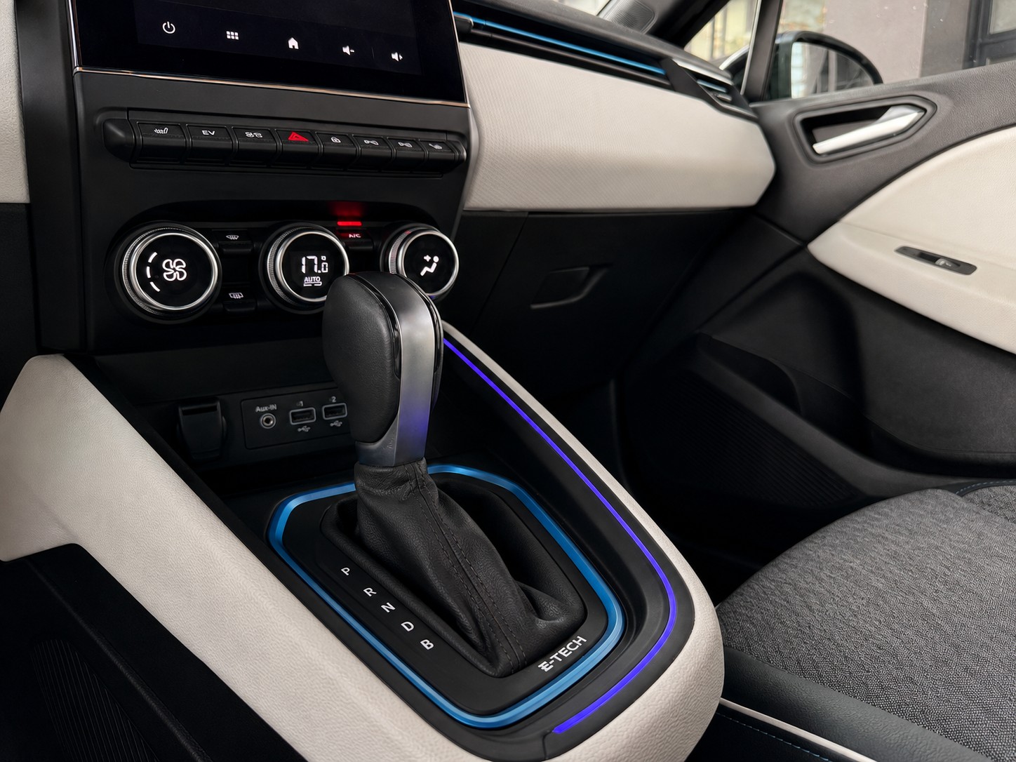 RENAULT Clio 1.6 E-Tech Intens-image-11
