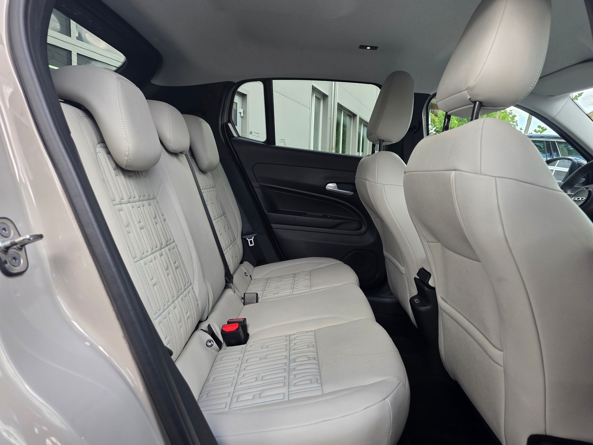 FIAT 600e La Prima ** VOLLAUSSTATTUNG- MASSAGE SITZ- 360° KAMERA- ASSISTENZ PAKET- KEYLESS -GARANTIE AUF BATT. BIS 04.2032-image-10