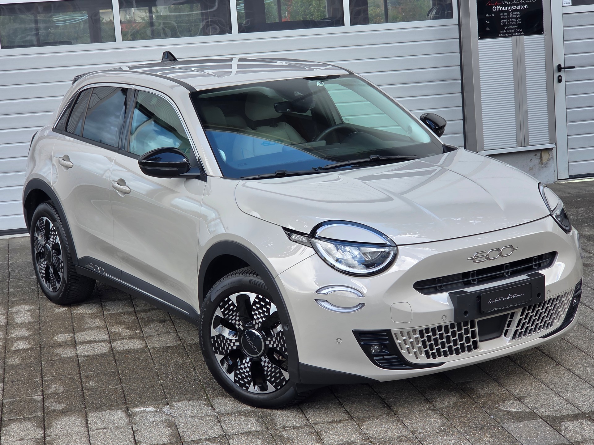 FIAT 600e La Prima ** VOLLAUSSTATTUNG- MASSAGE SITZ- 360° KAMERA- ASSISTENZ PAKET- KEYLESS -GARANTIE AUF BATT. BIS 04.2032-showroom-element-1