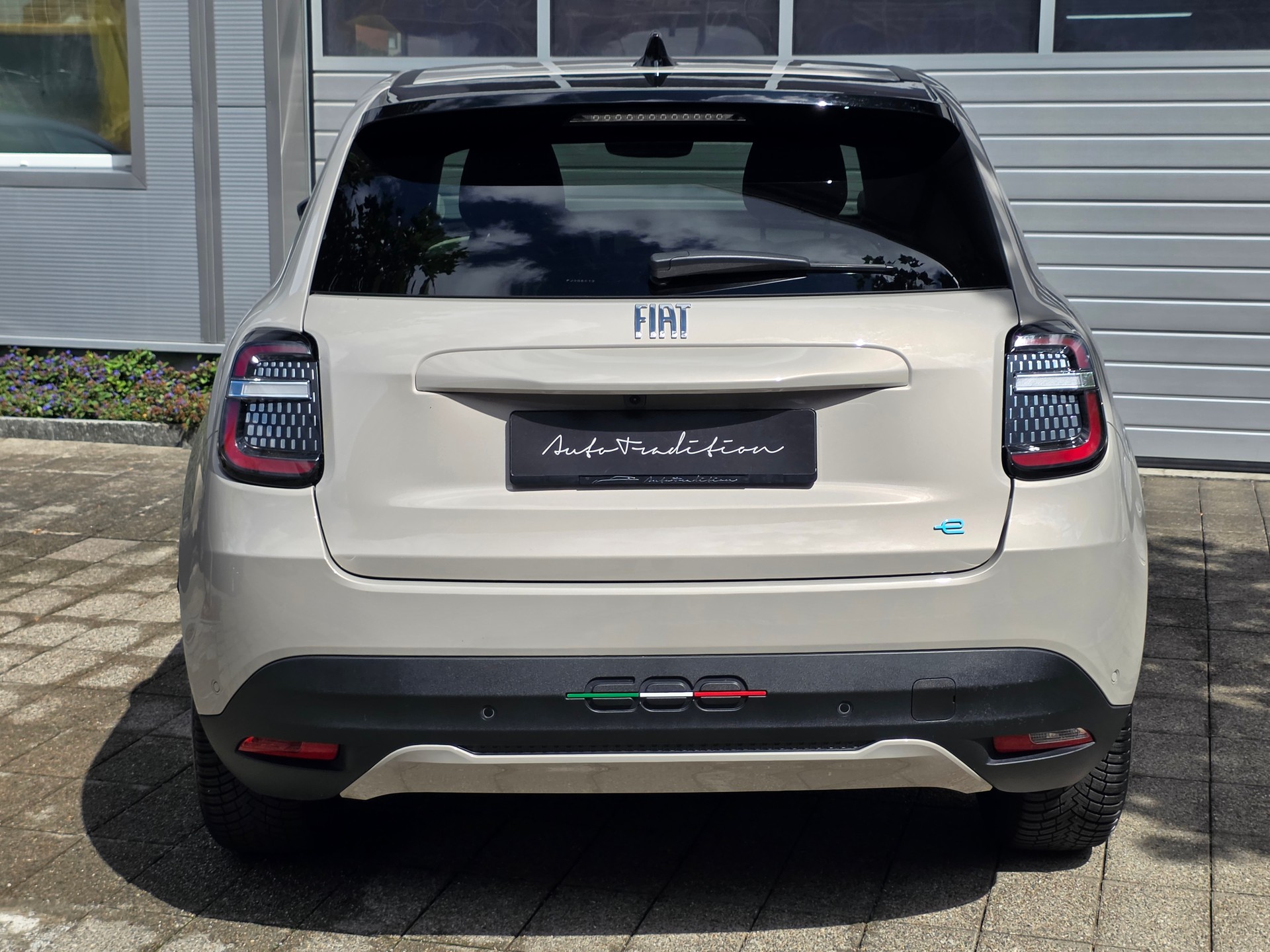 FIAT 600e La Prima ** VOLLAUSSTATTUNG- MASSAGE SITZ- 360° KAMERA- ASSISTENZ PAKET- KEYLESS -GARANTIE AUF BATT. BIS 04.2032-image-5