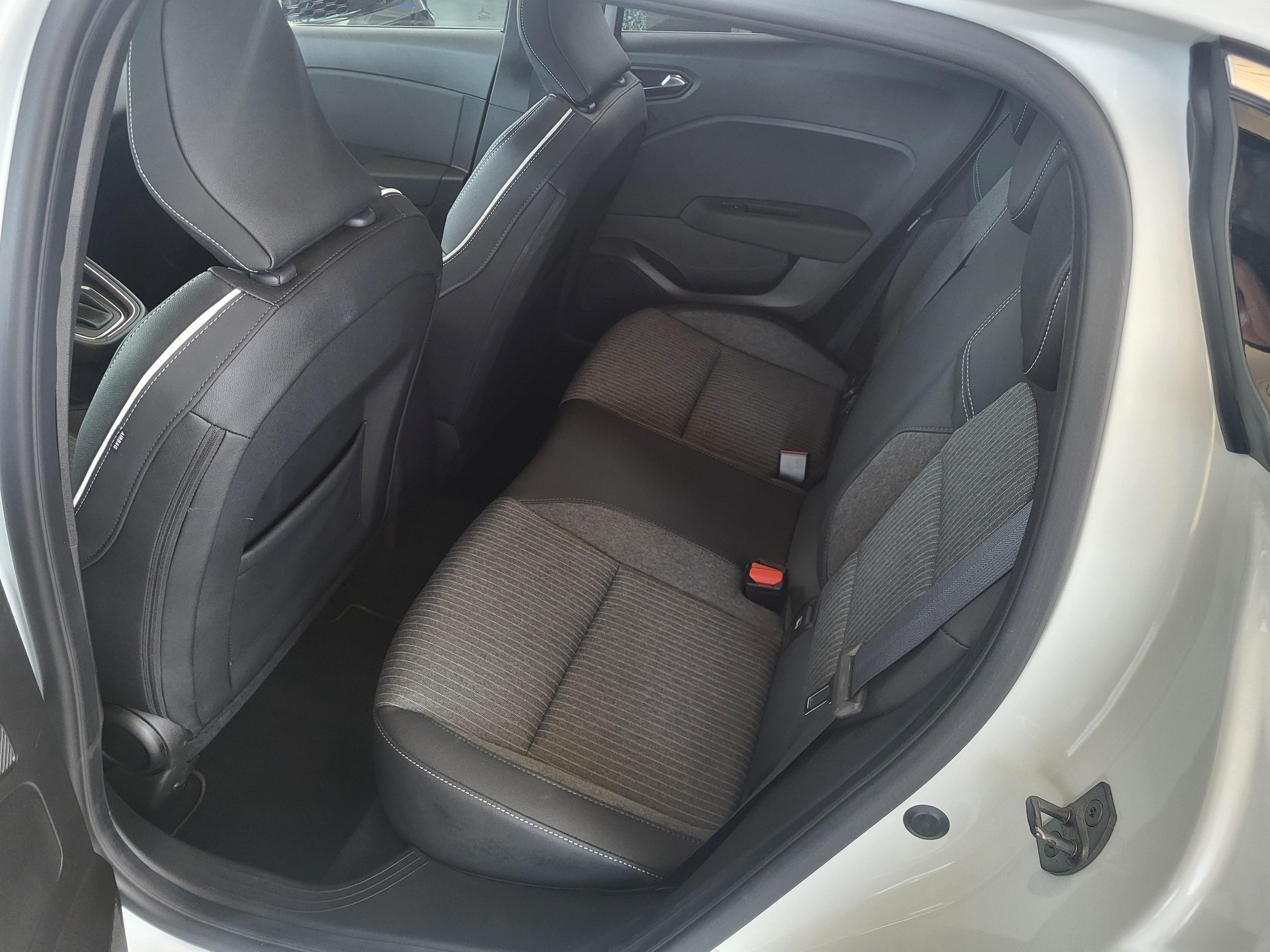 MITSUBISHI Colt 1.6 HEV Instyle-image-6
