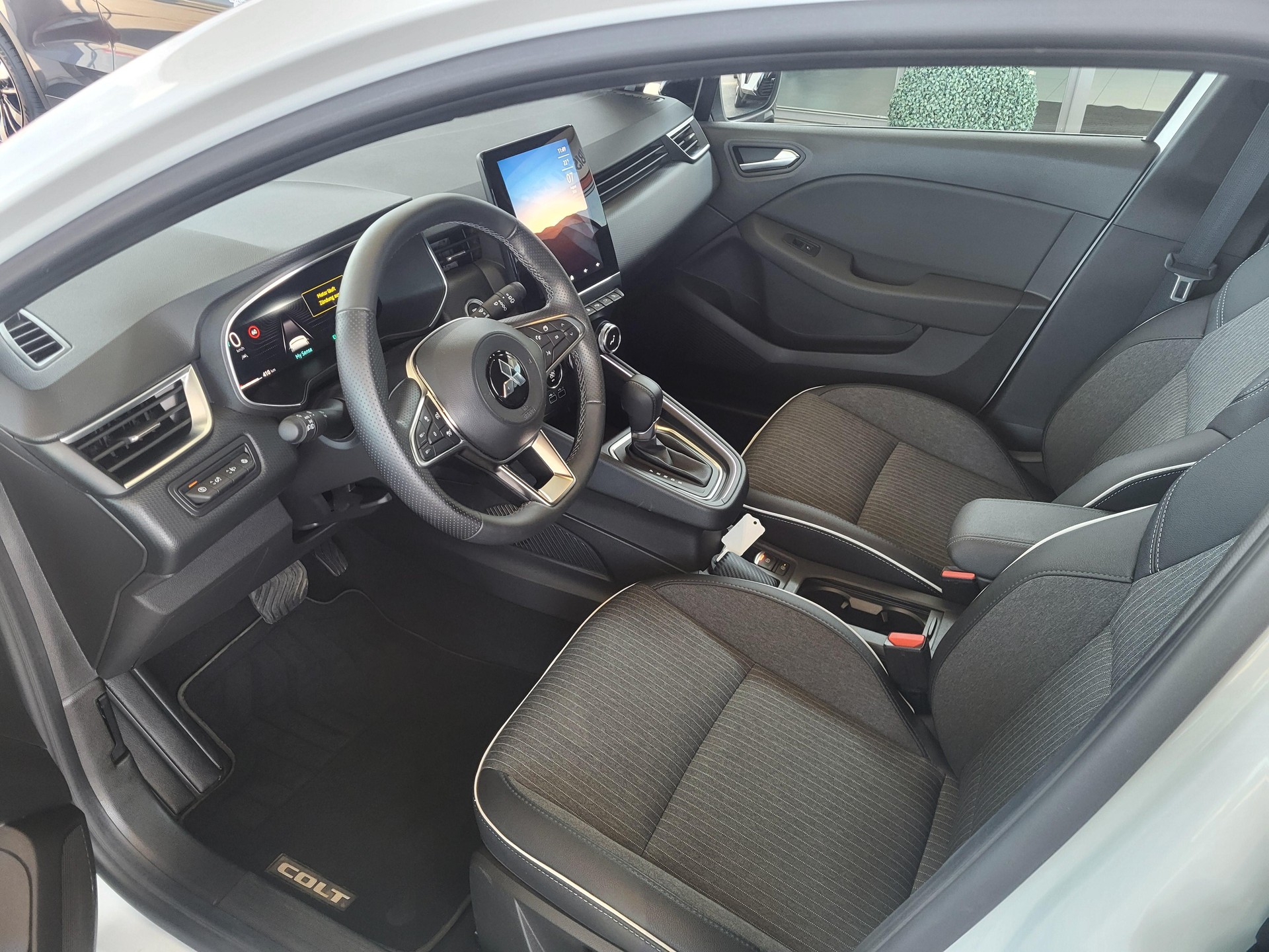 MITSUBISHI Colt 1.6 HEV Instyle-image-5