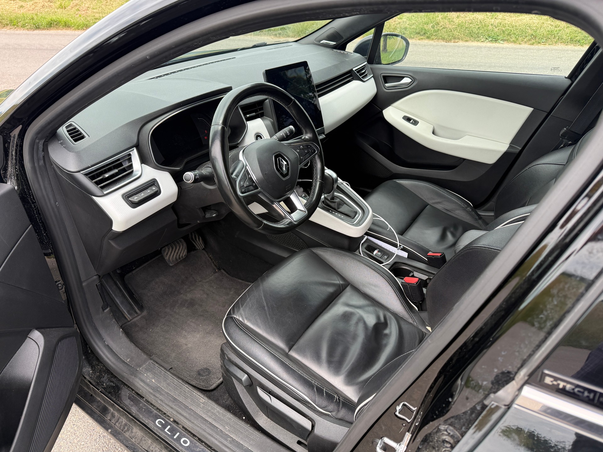 RENAULT Clio 1.6 E-Tech Intens-image-1