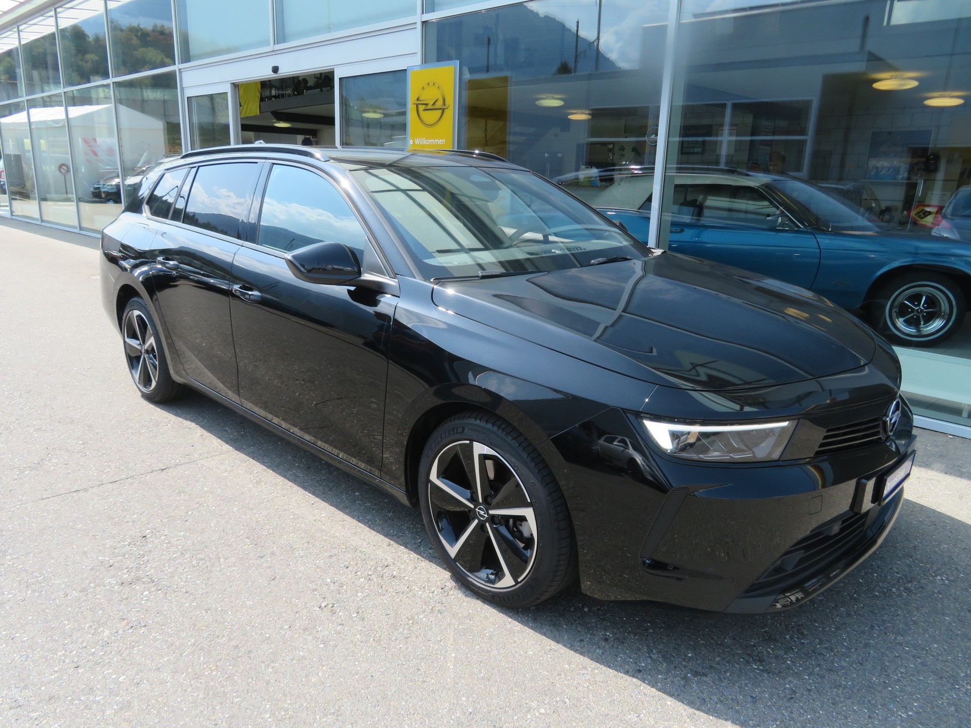OPEL Astra Sports Tourer 1.2i Turbo Edition A-image-4