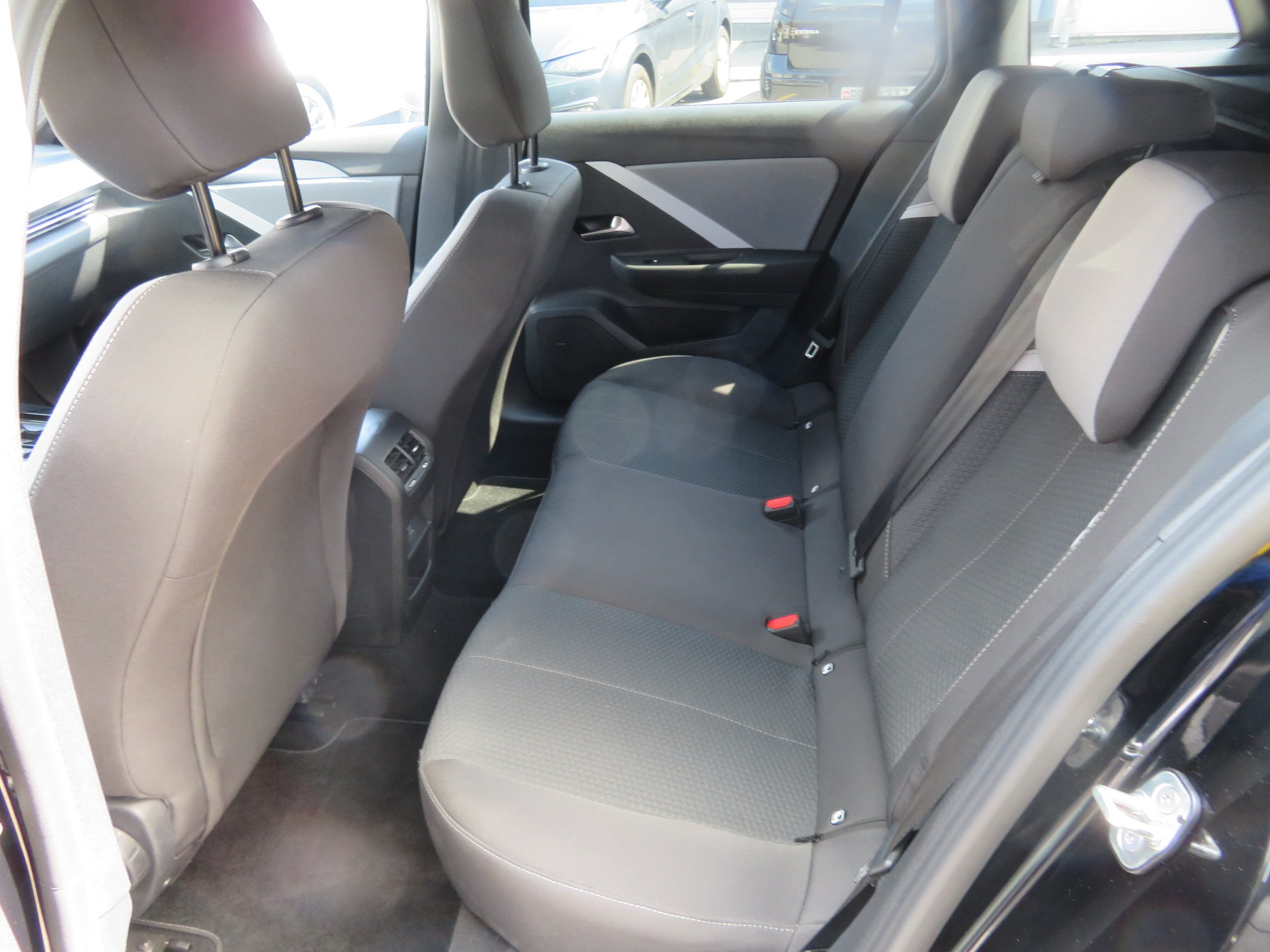 OPEL Astra Sports Tourer 1.2i Turbo Edition A-image-7