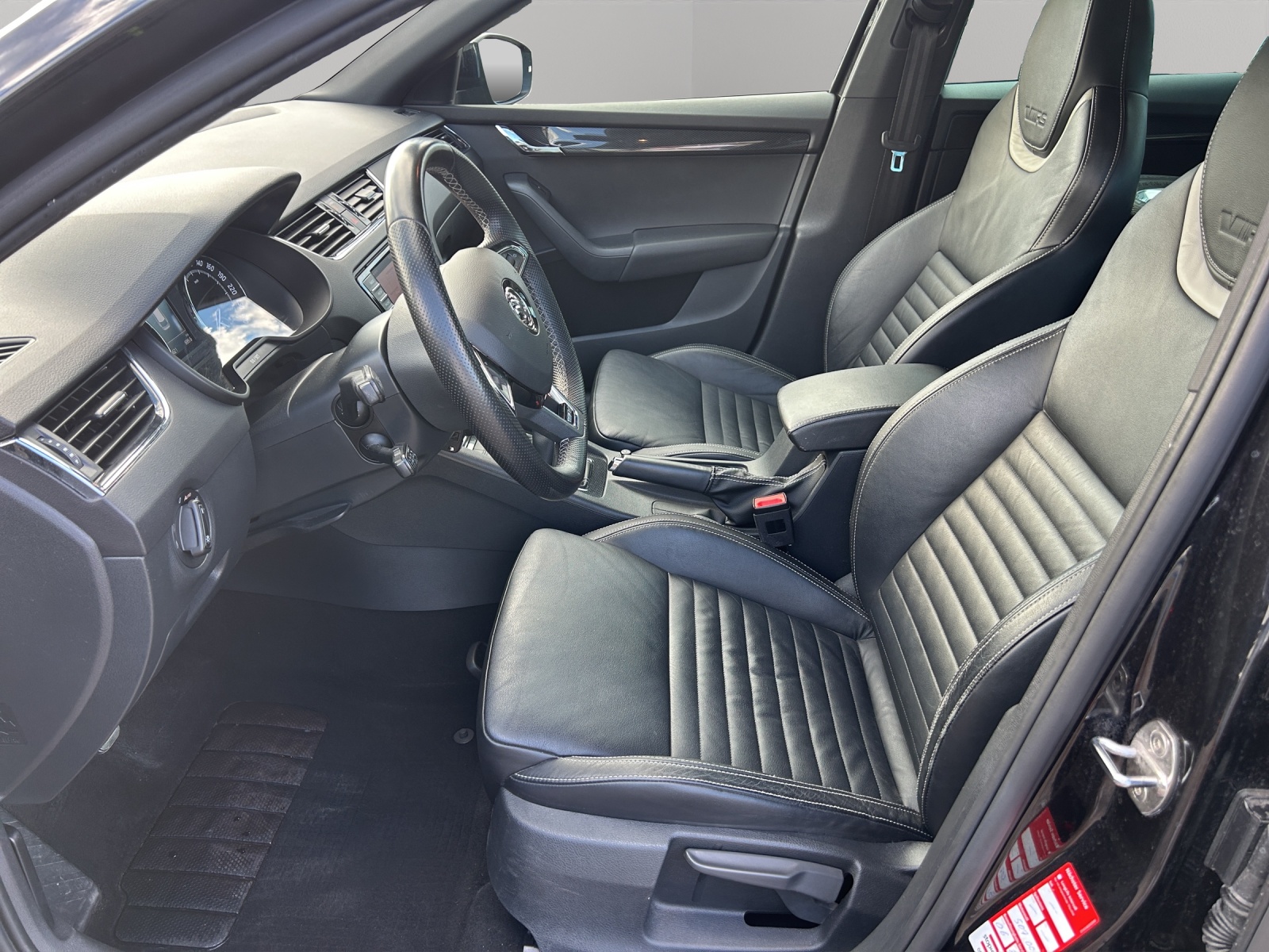 SKODA Octavia Combi 2.0 TSI RS-image-9