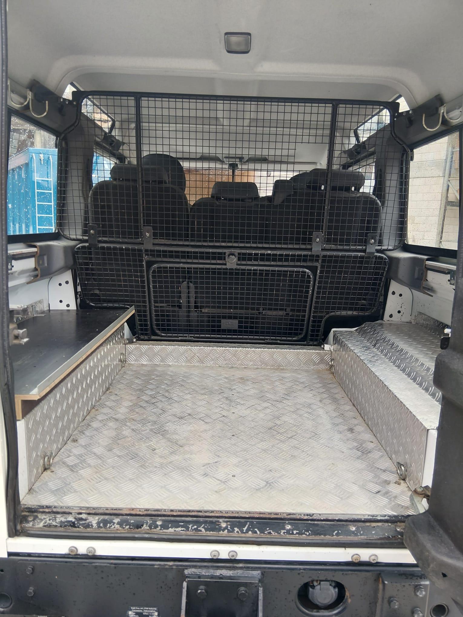 LAND ROVER Defender 110 2.4 Tdi SW-image-13