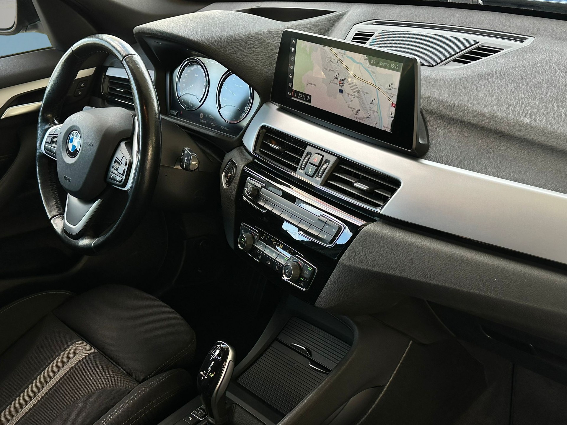 BMW X1 sDrive 18d Steptronic * CH-Fahrzeug *-image-19