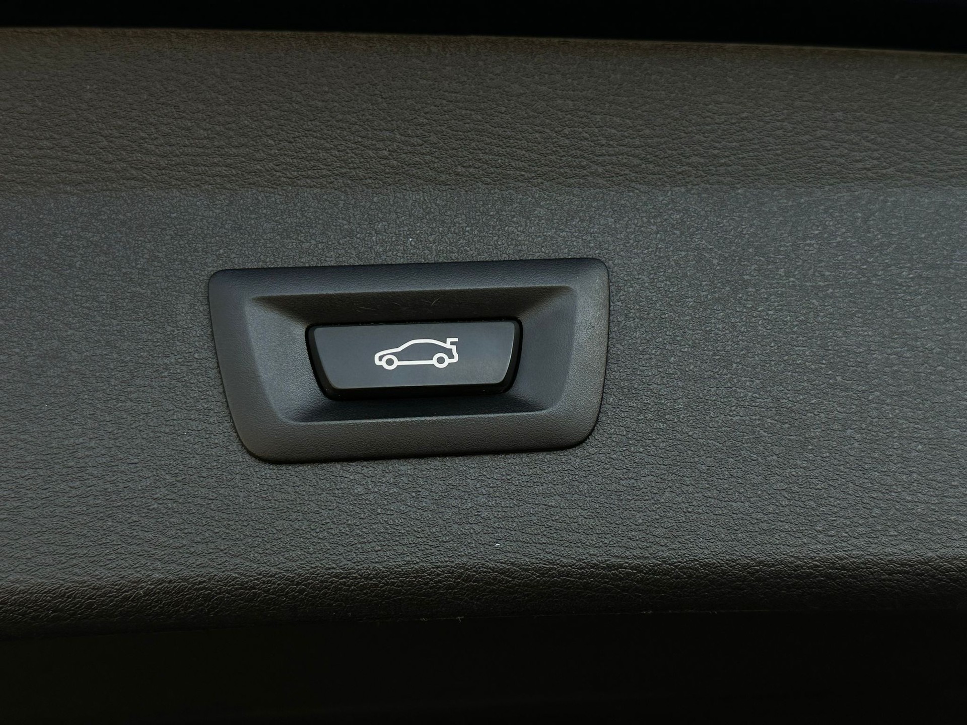 BMW X1 sDrive 18d Steptronic * CH-Fahrzeug *-image-24