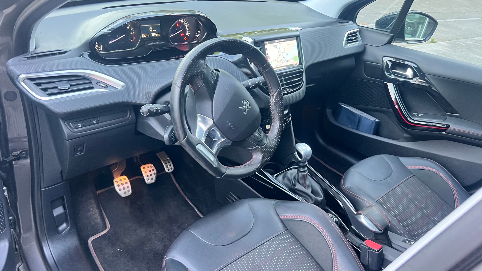 PEUGEOT 2008 1.2 PureTech Allure-image-4