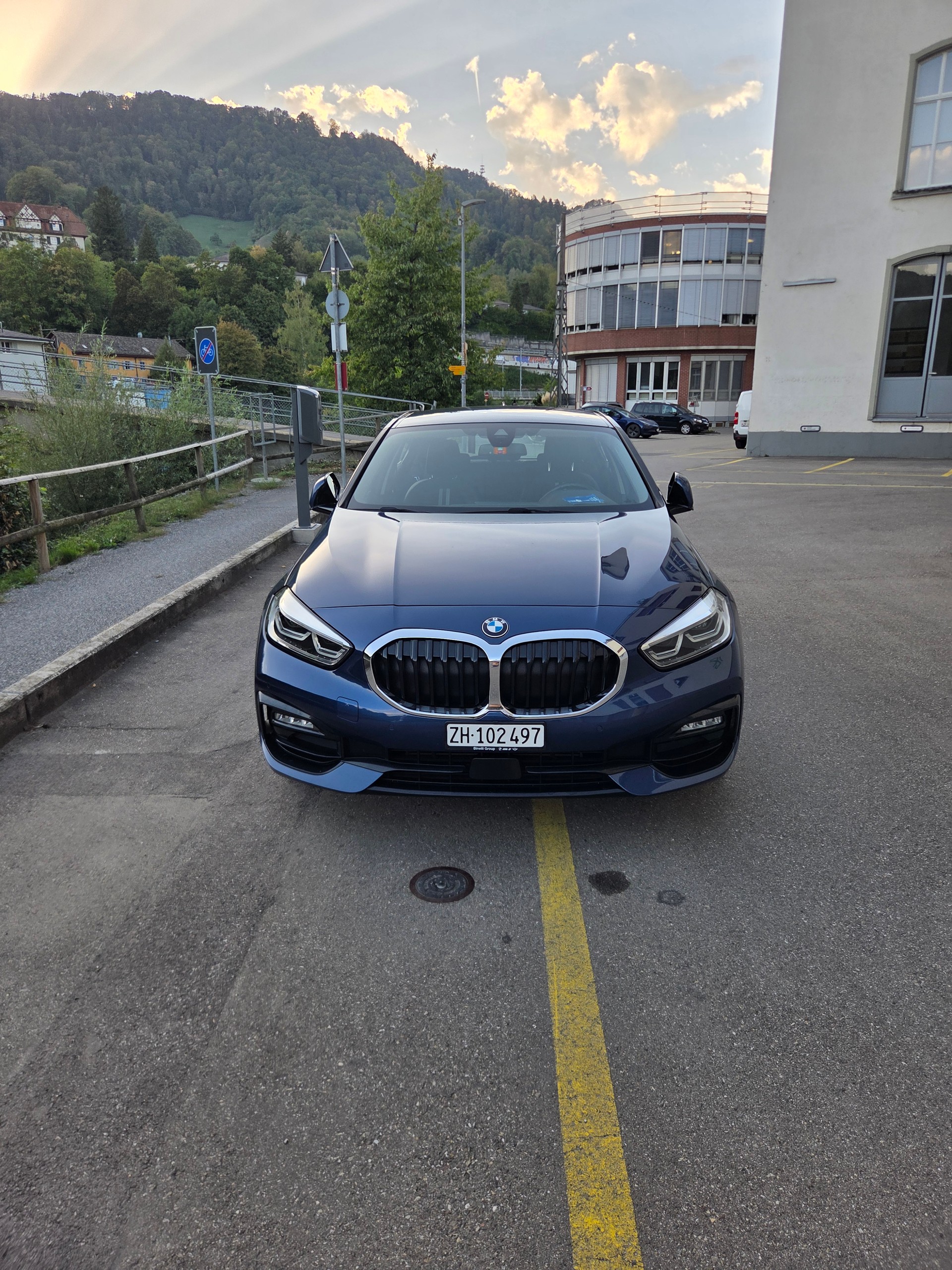 BMW 118i-image-1