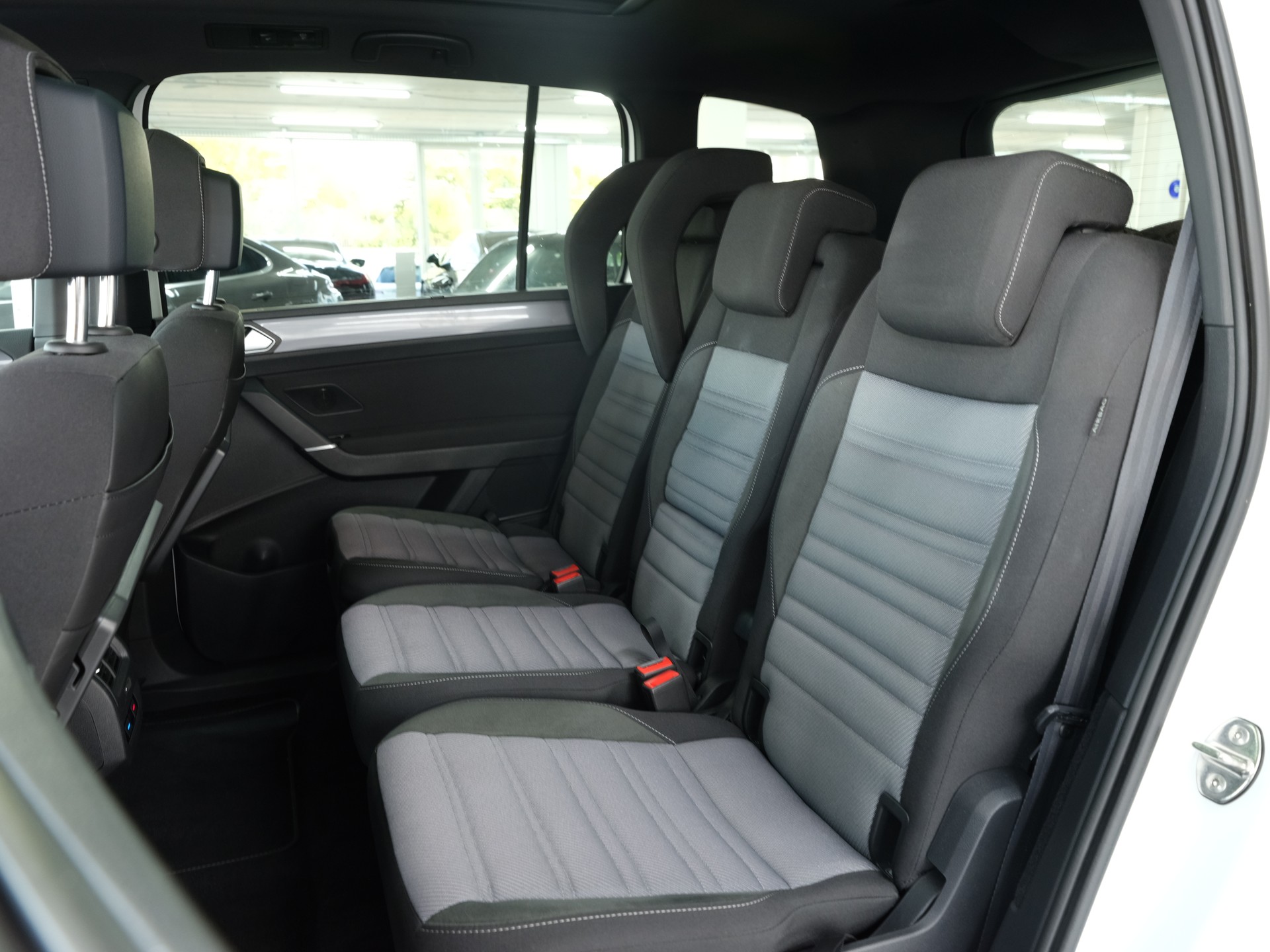 VW Touran 2.0 TDI BlueMotion Technology Highline DSG *R-Line* *Panorama* *Rückfahrkamera*-image-26