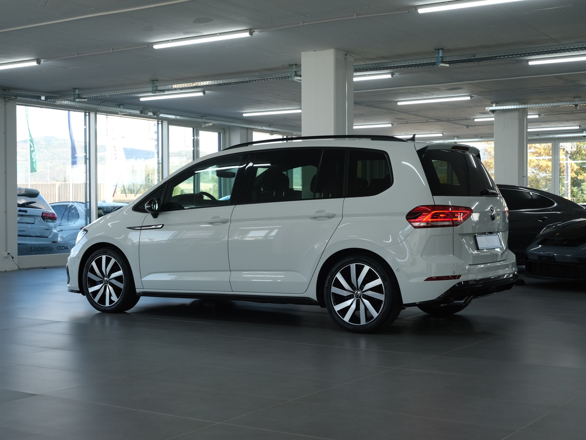 VW Touran 2.0 TDI BlueMotion Technology Highline DSG *R-Line* *Panorama* *Rückfahrkamera*-image-18