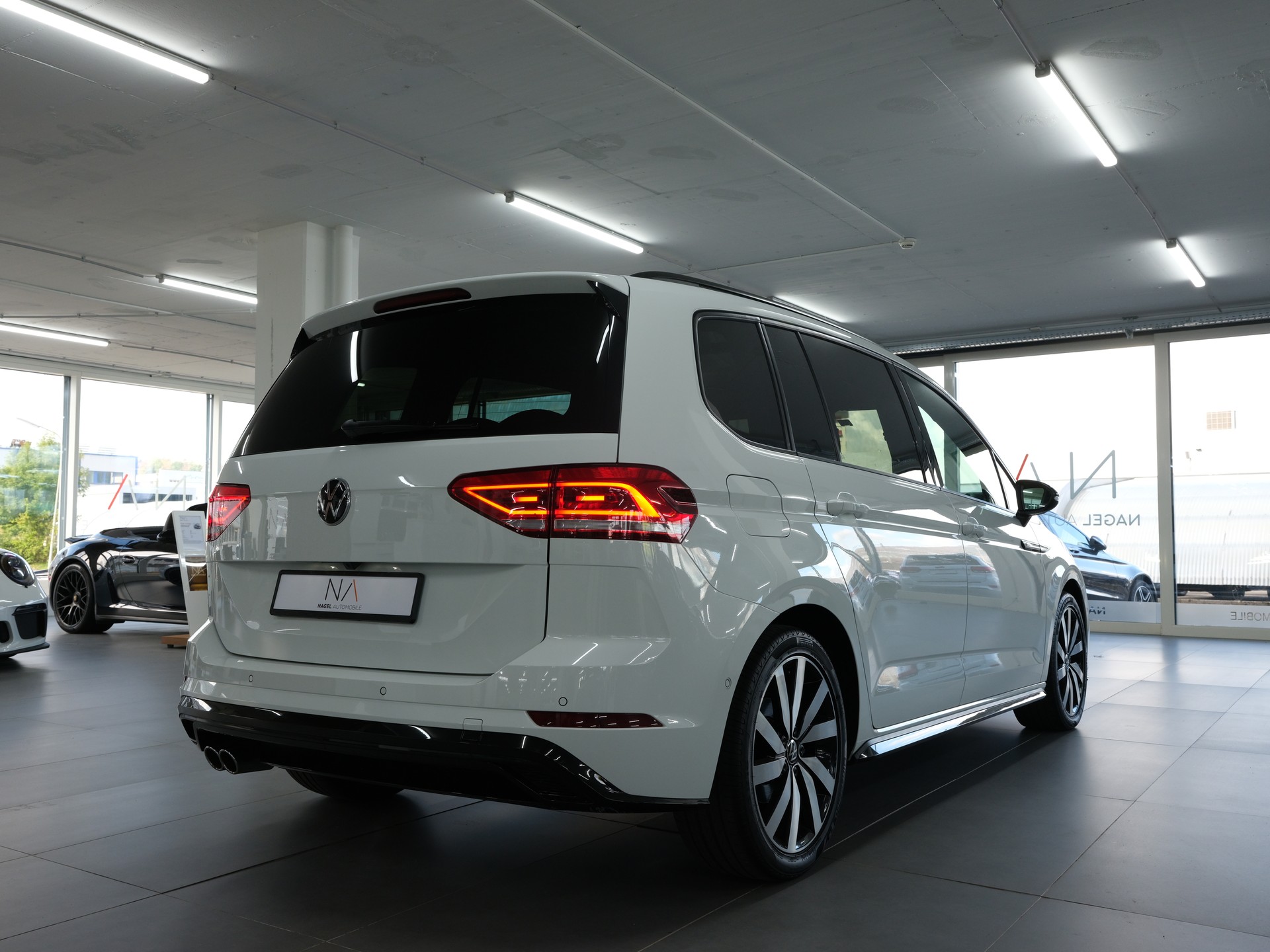 VW Touran 2.0 TDI BlueMotion Technology Highline DSG *R-Line* *Panorama* *Rückfahrkamera*-image-2