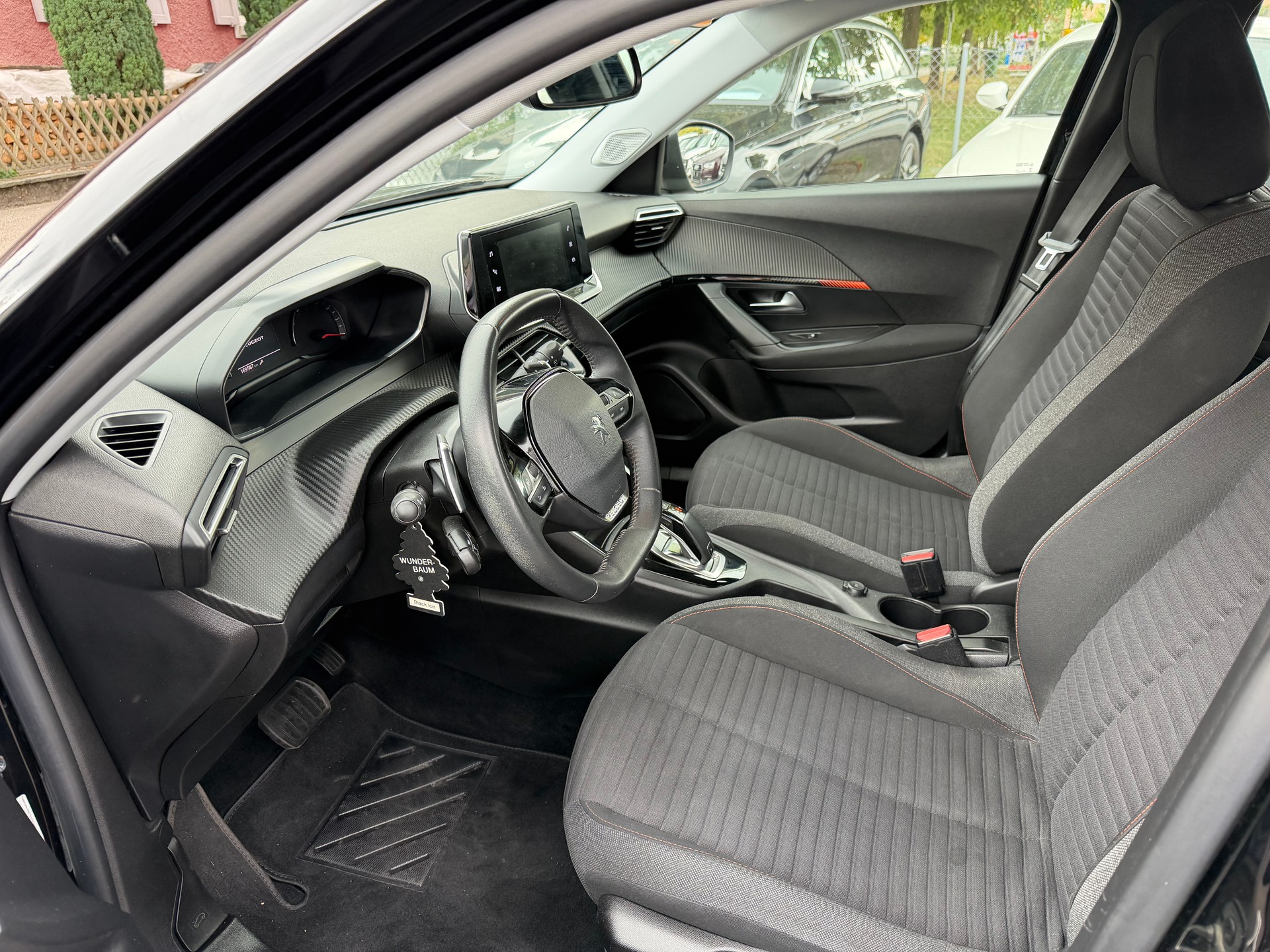 PEUGEOT 2008 1.5 BlueHDi Allure EAT8-image-6