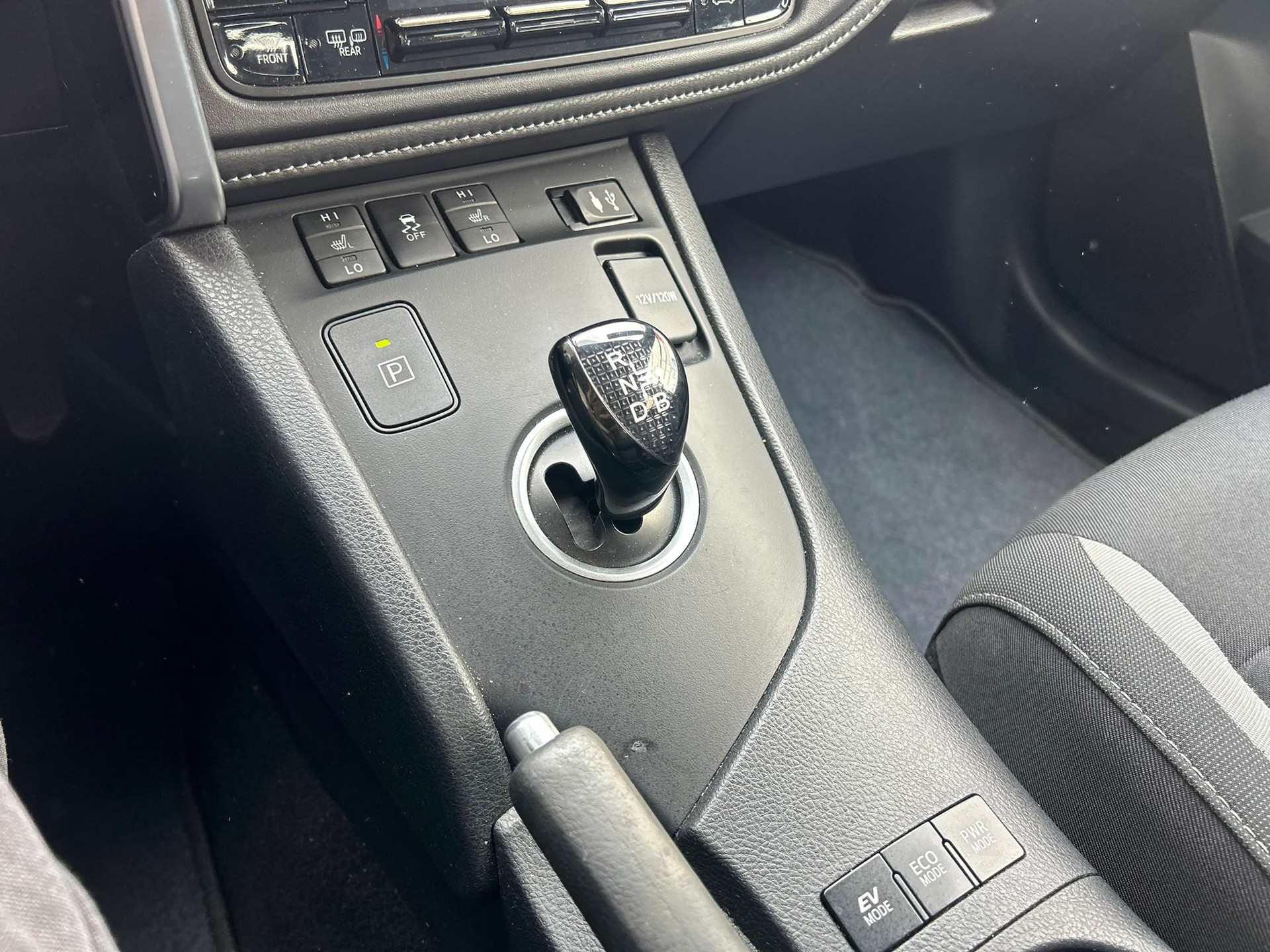 TOYOTA Auris 1.8 HSD Style e-CVT-image-11