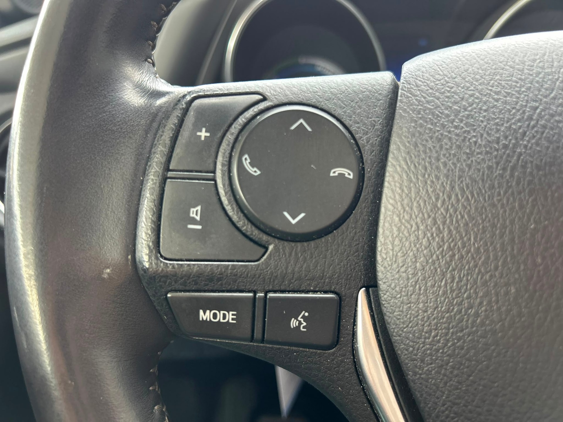 TOYOTA Auris 1.8 HSD Style e-CVT-image-9