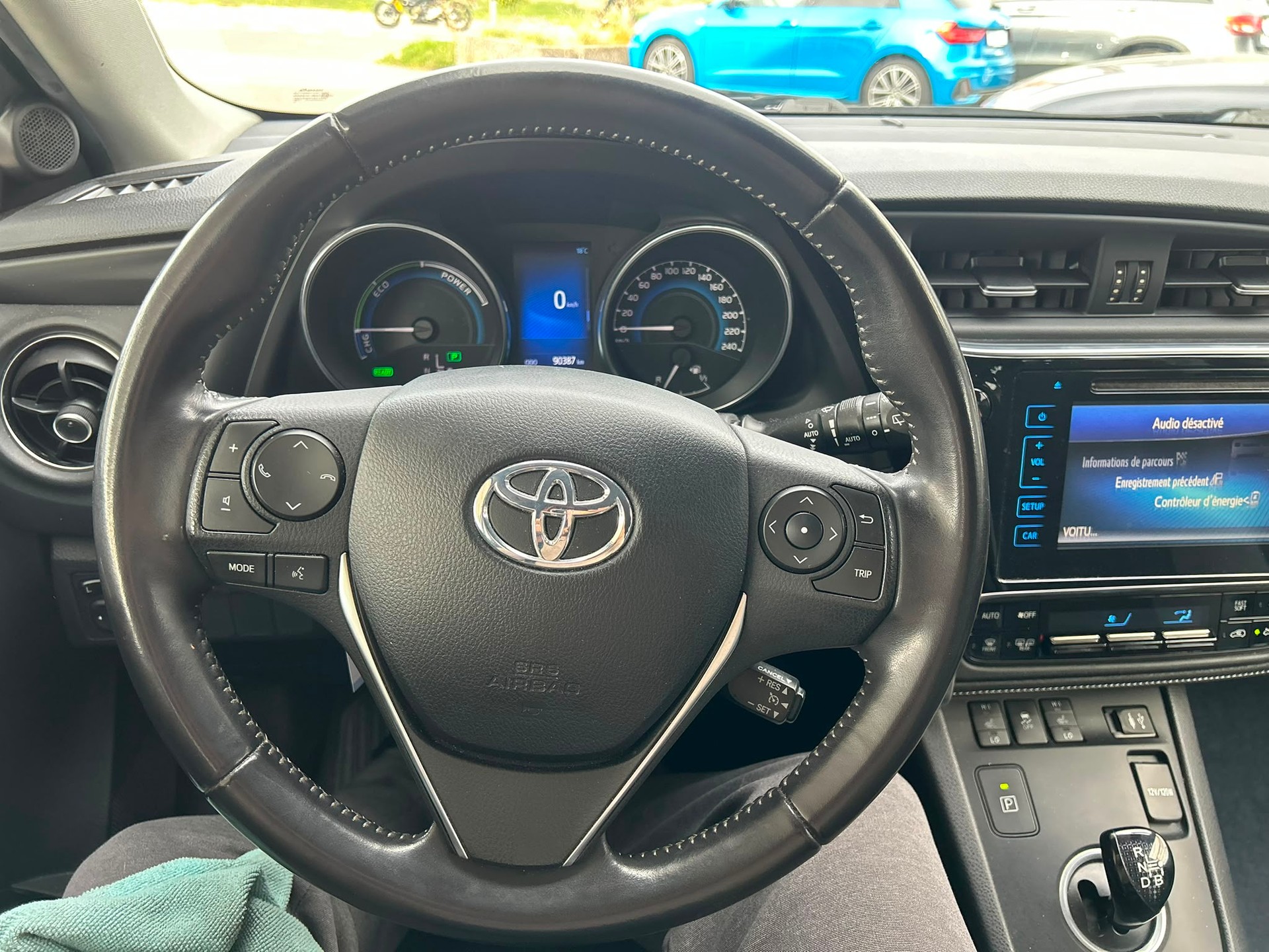 TOYOTA Auris 1.8 HSD Style e-CVT-image-8