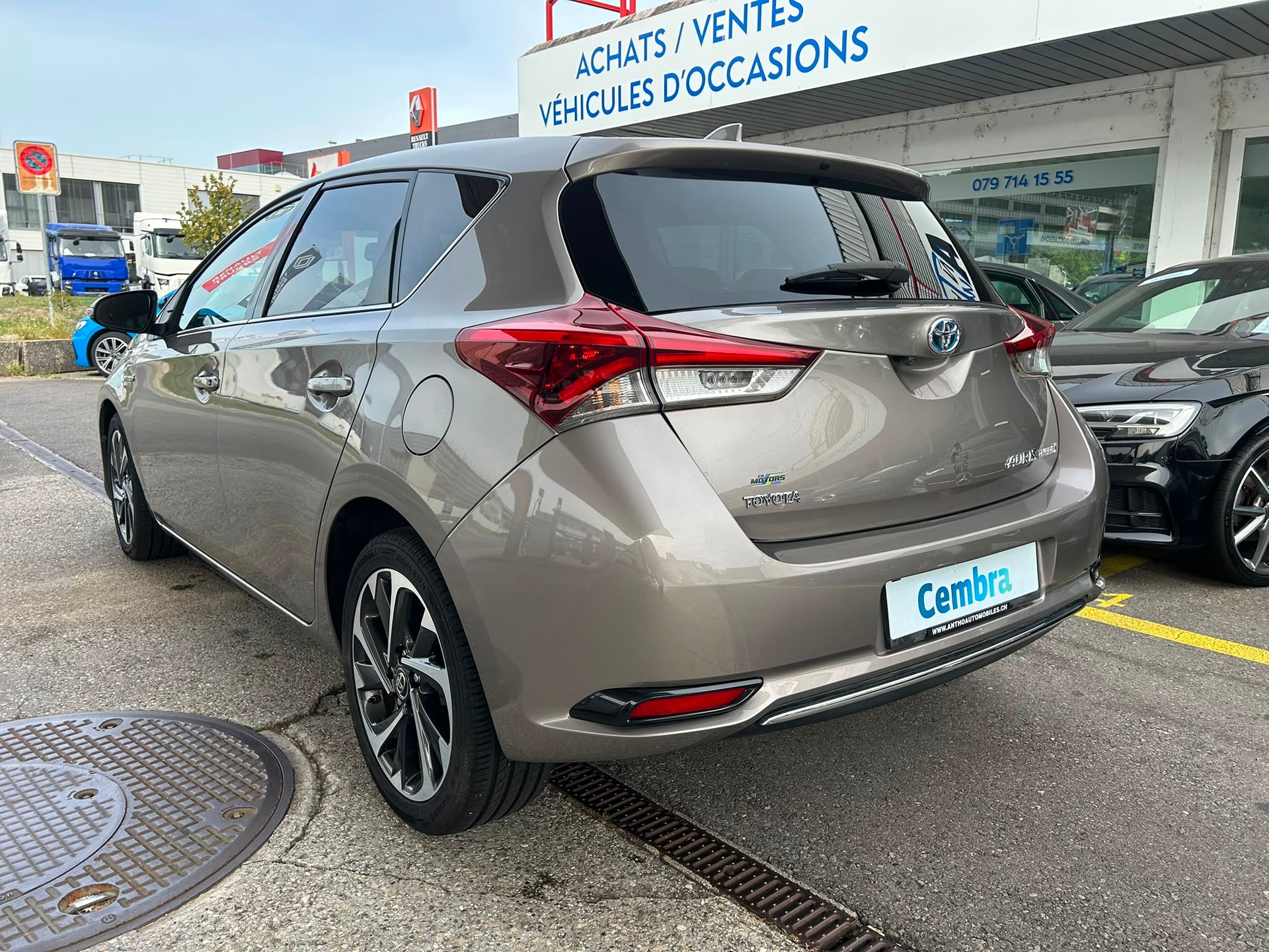 TOYOTA Auris 1.8 HSD Style e-CVT-image-3