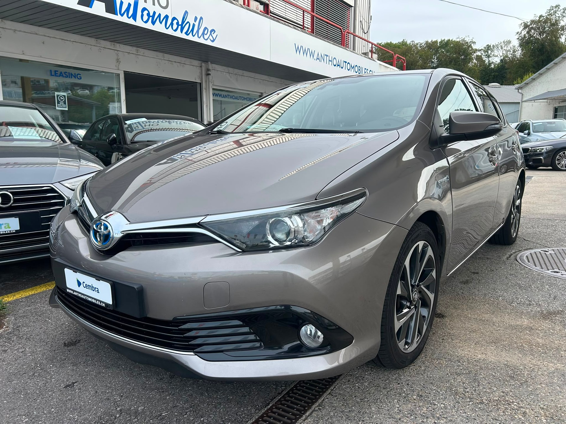 TOYOTA Auris 1.8 HSD Style e-CVT-image-1