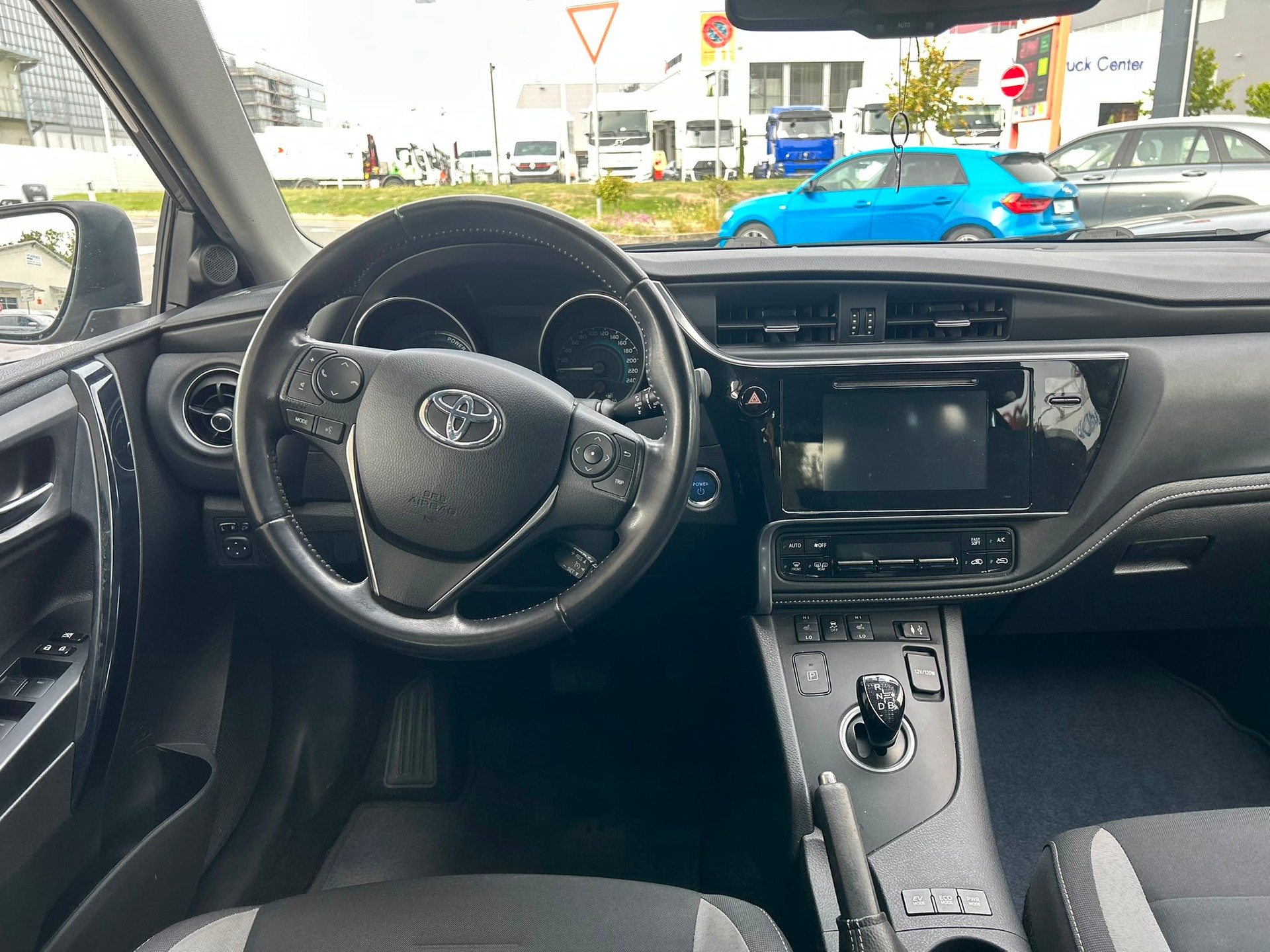 TOYOTA Auris 1.8 HSD Style e-CVT-image-6