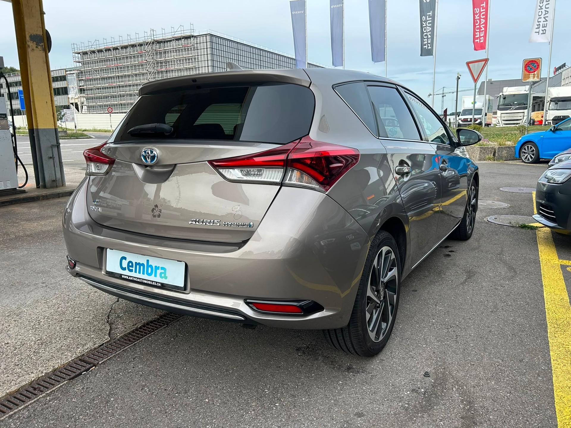 TOYOTA Auris 1.8 HSD Style e-CVT-image-4
