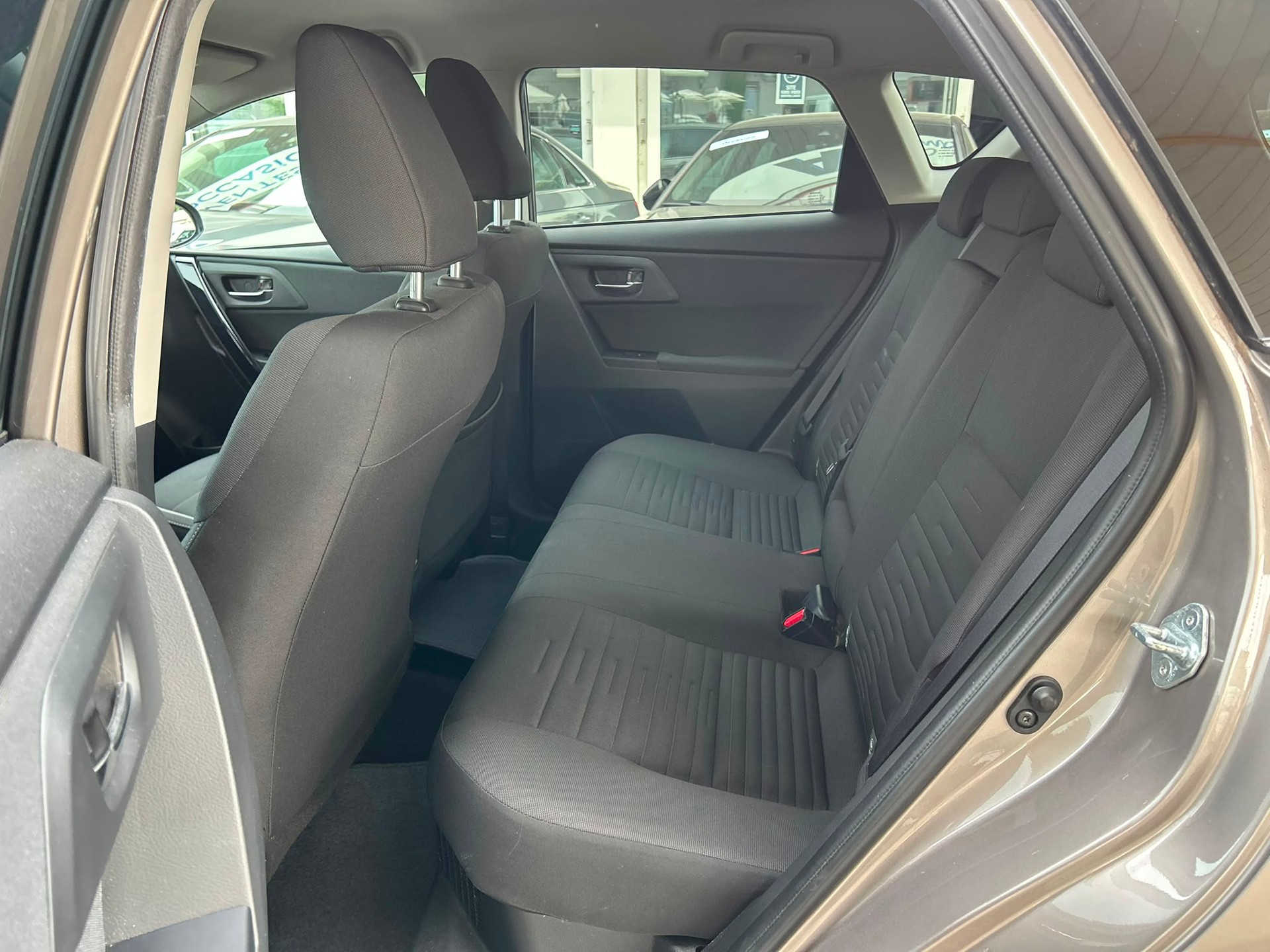 TOYOTA Auris 1.8 HSD Style e-CVT-image-5