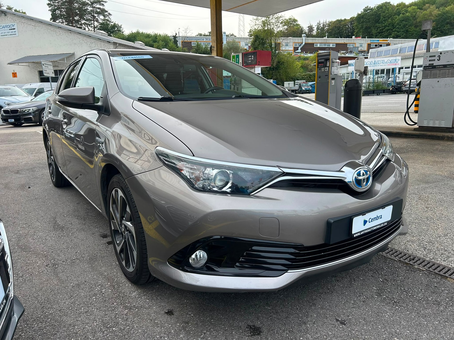 TOYOTA Auris 1.8 HSD Style e-CVT-image-2