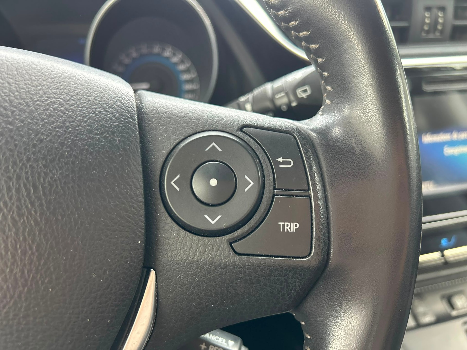 TOYOTA Auris 1.8 HSD Style e-CVT-image-10