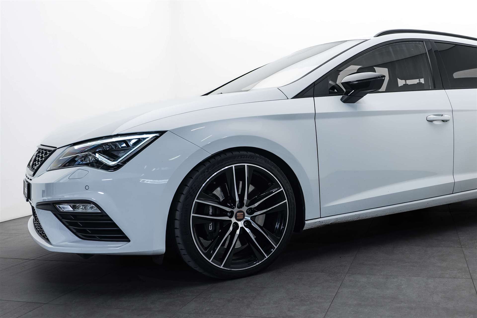 SEAT SEAT Leon ST 2.0 TSI Swiss Cupra 300 4 Drive DSG-image-1