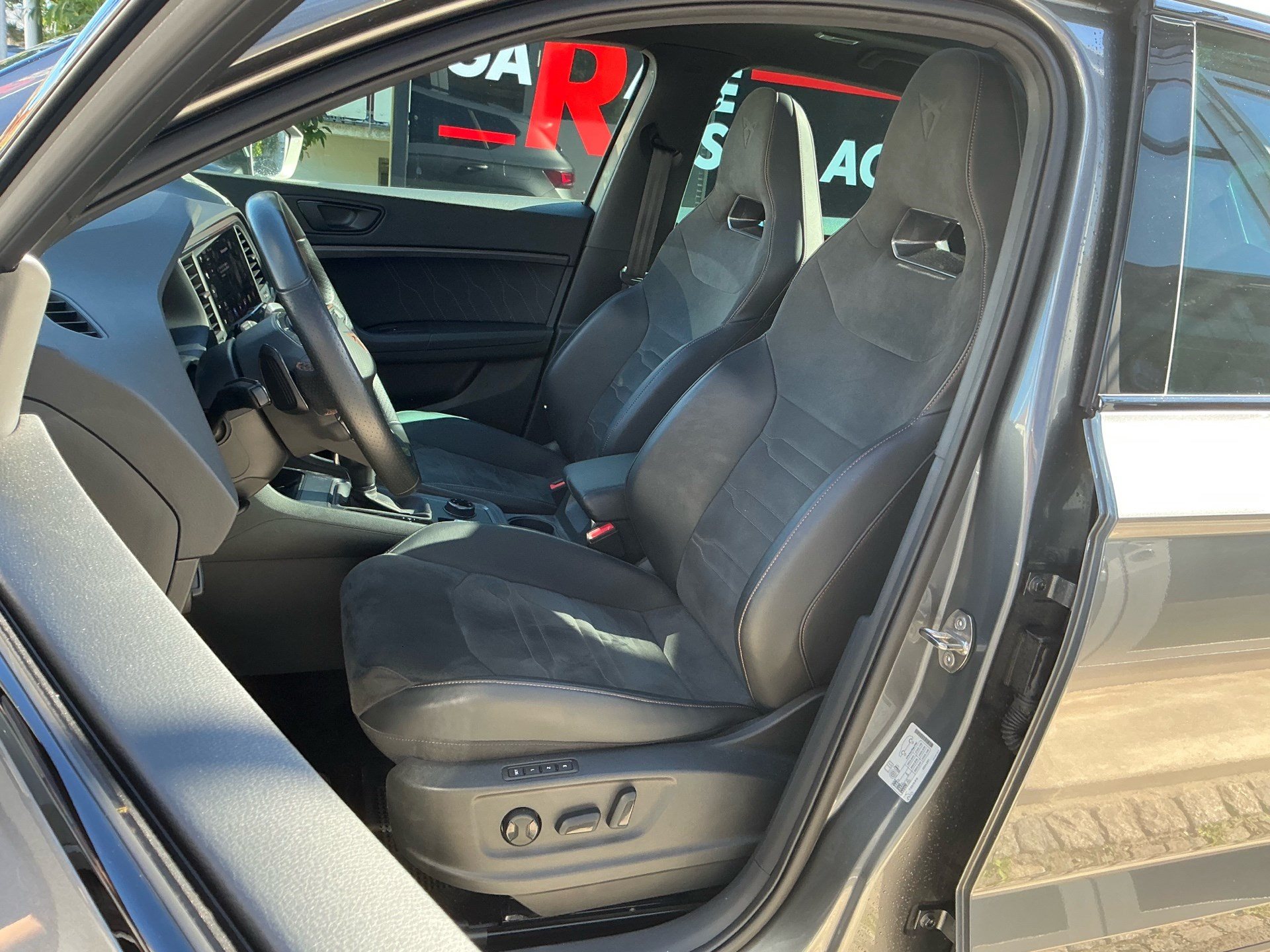 CUPRA Ateca 2.0 TSI 4Drive *** ANHÄNGERKUPPLUNG & PANORAMADACH ***-image-7