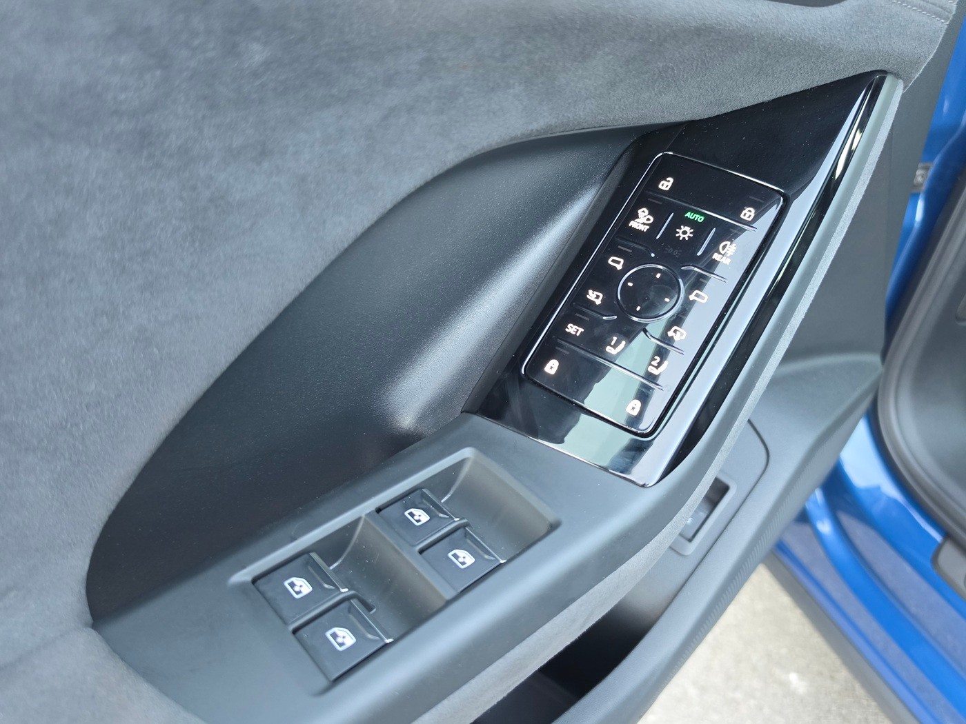AUDI SQ6 e-tron quattro-image-23