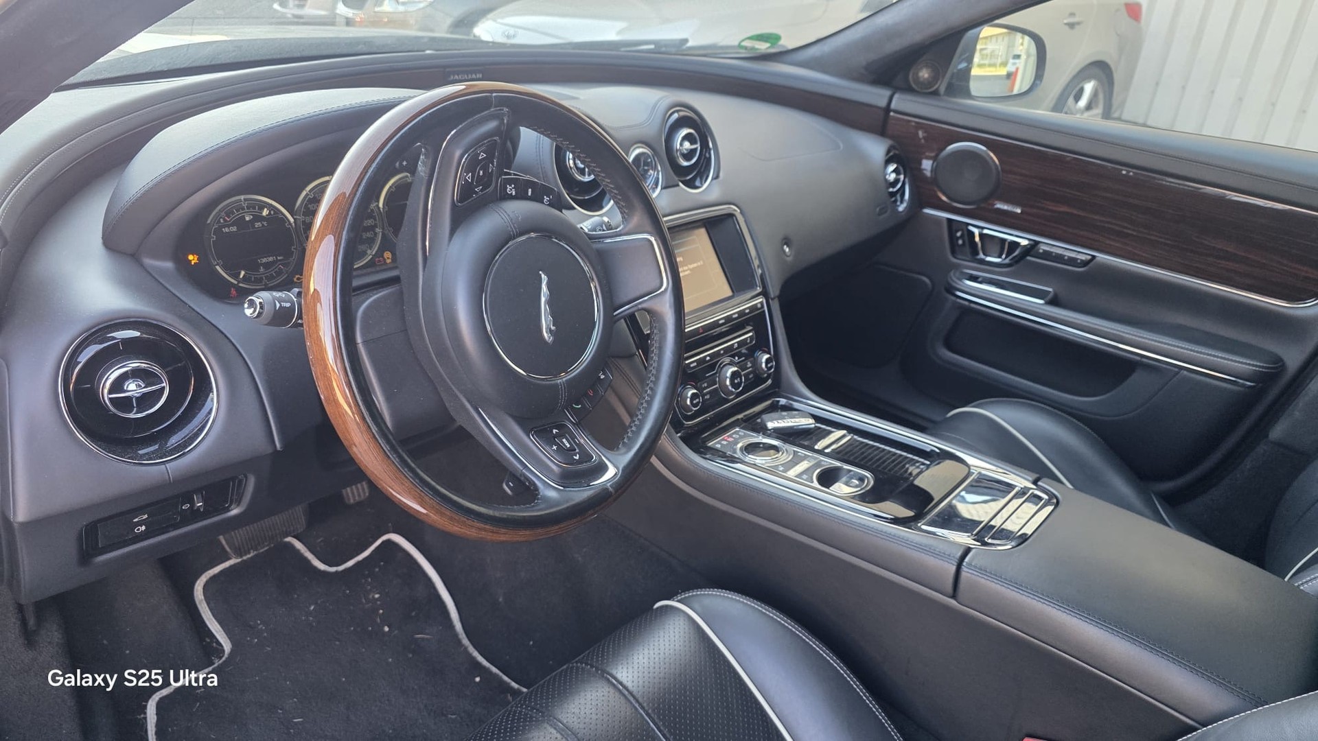 JAGUAR XJ 3.0 V6 S/C Premium Luxury Automatic AWD-image-9