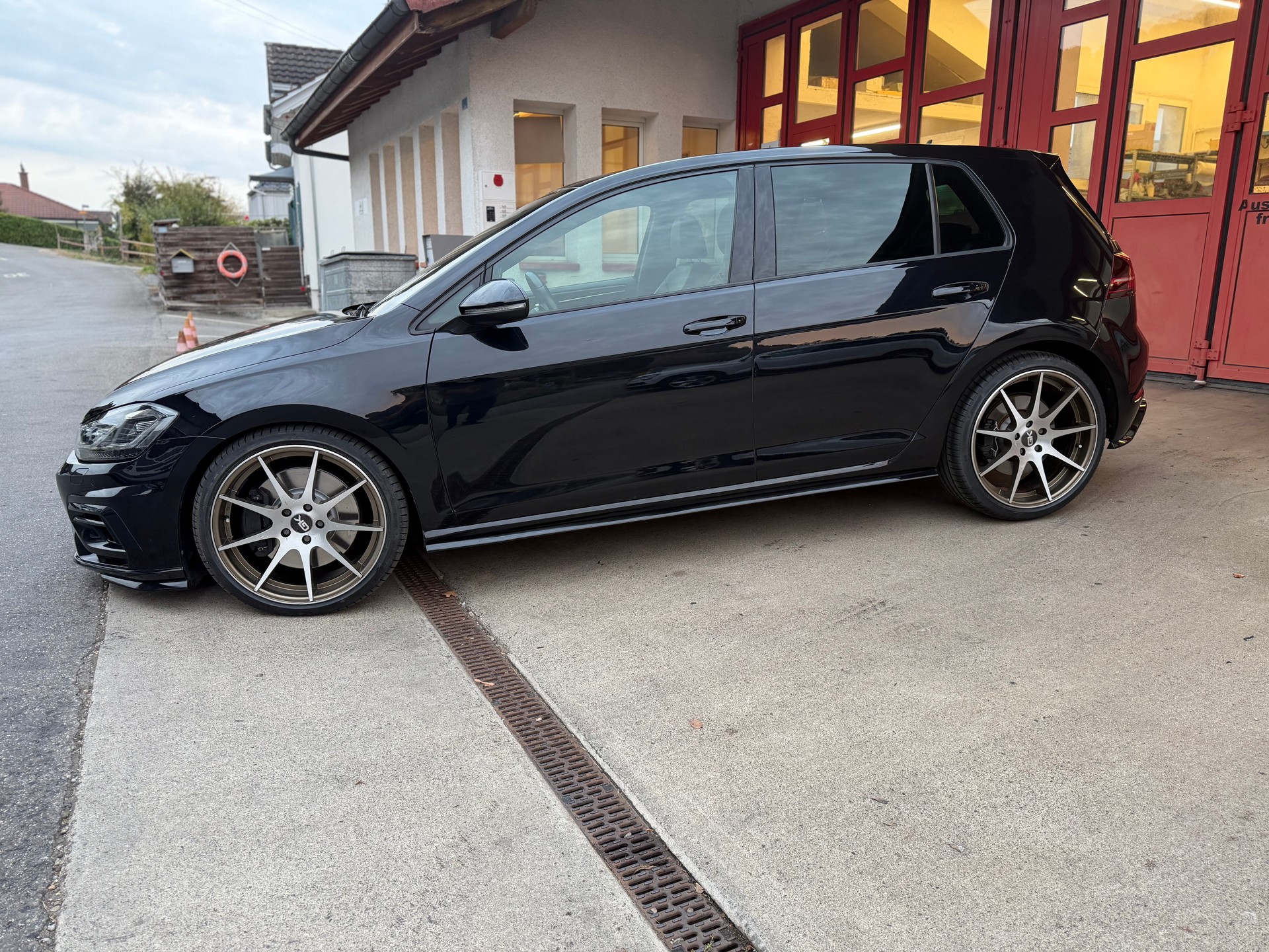VW Golf 2.0 TSI R 4Motion DSG-image-2